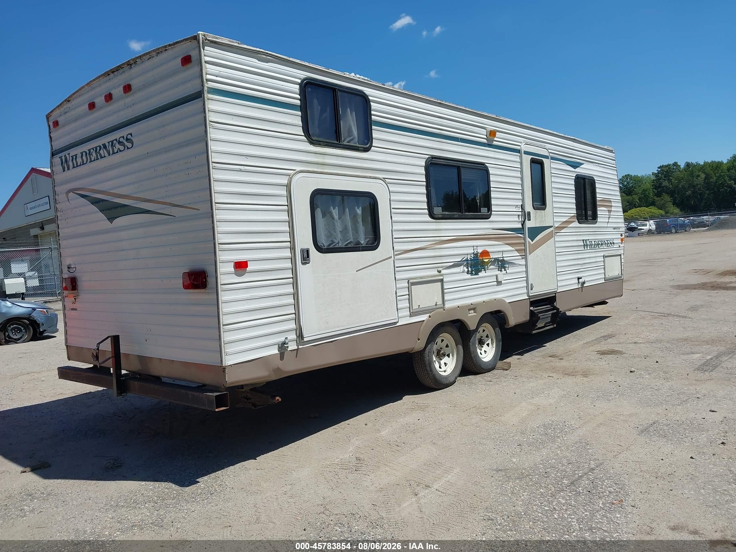 2004 Fleetwood Wilderness VIN 1ED1B282342806382 IAAI salvage auction — Side, Salvage (Maine), sold $100 on 2026-09-21 (photo 4)