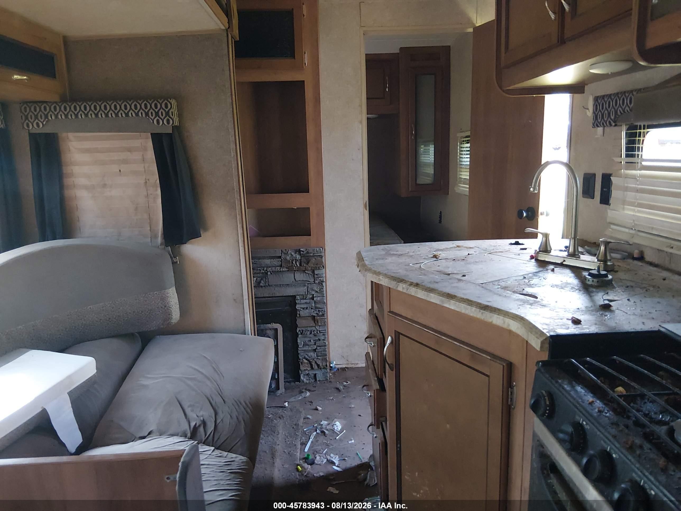 2017 Coachmen 293rlds VIN 5ZT2CAXBXHT010489 IAAI salvage auction — Side, Salvage (West Virginia), sold $925 on 2026-10-15 (photo 8)