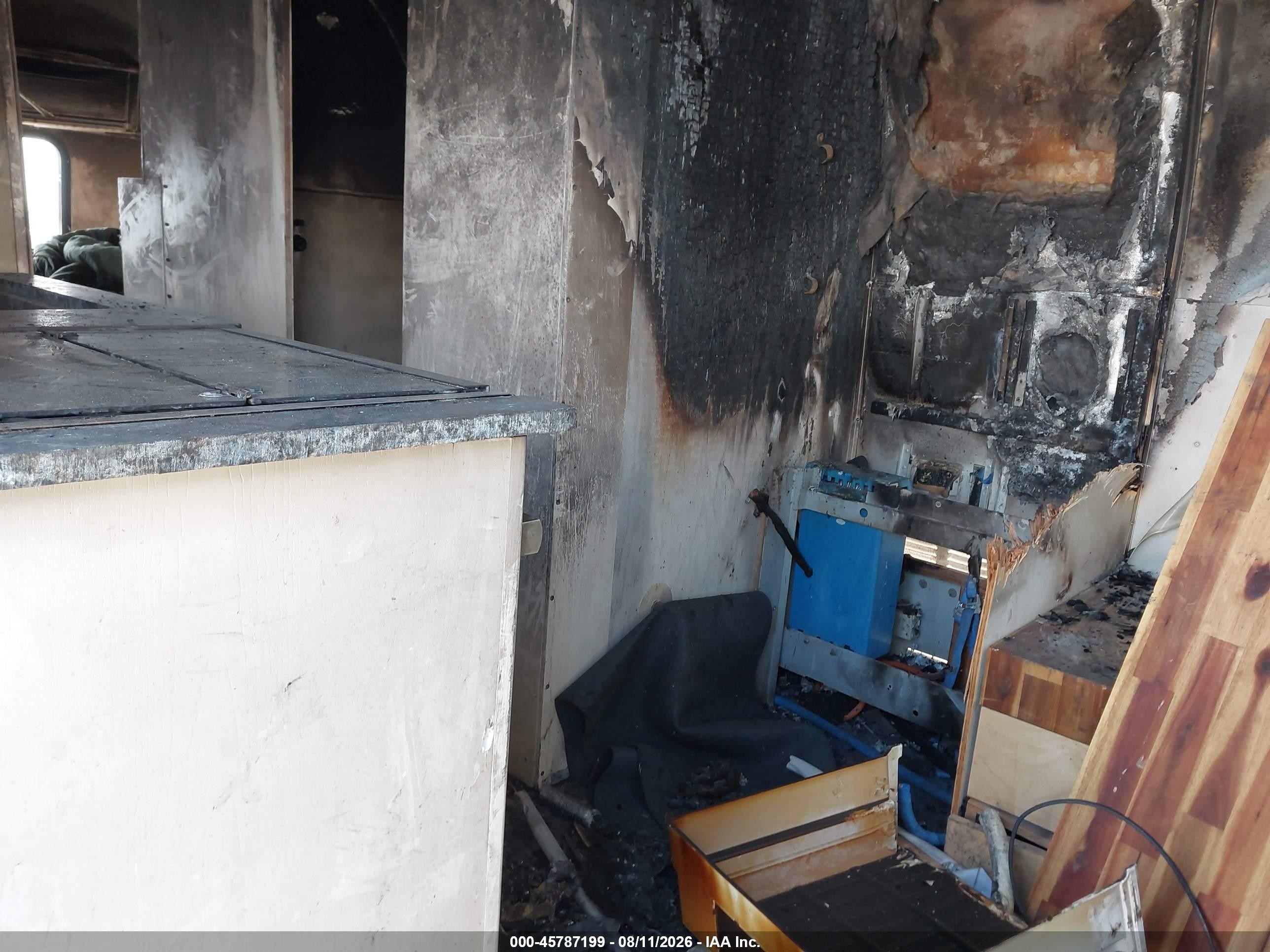 1989 Airstream 29 VIN 1STGEAJ29KJ506589 IAAI salvage auction — Burn Interior, Salvage (Texas), sold $100 on 2026-09-30 (photo 5)