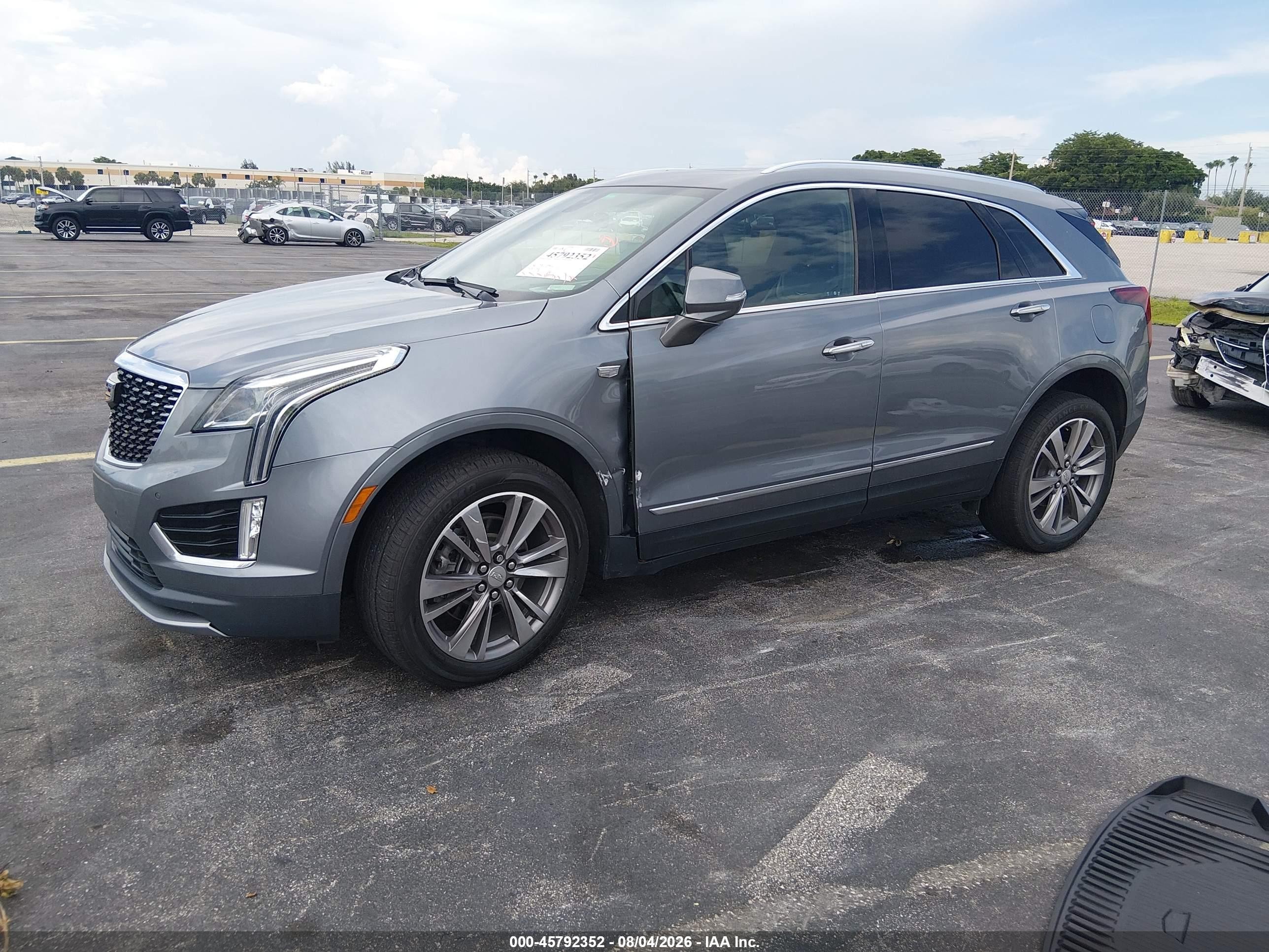 2021 Cadillac Xt5 VIN 1GYKNCRS7MZ117585 IAAI salvage auction — Side, Rebuildable (Florida), sold $7,850 on 2026-10-10 (photo 2)