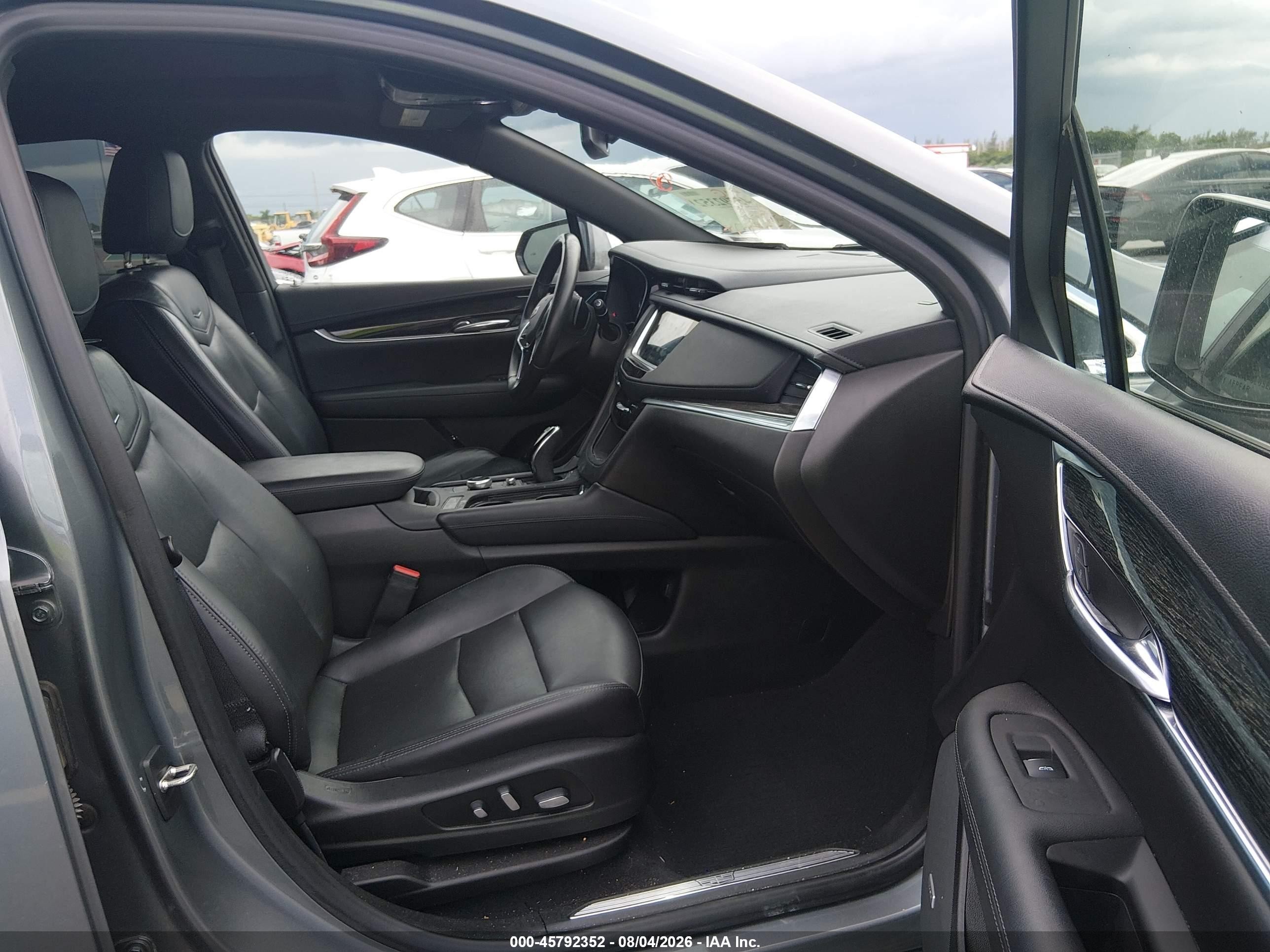 2021 Cadillac Xt5 VIN 1GYKNCRS7MZ117585 IAAI salvage auction — Side, Rebuildable (Florida), sold $7,850 on 2026-10-10 (photo 5)