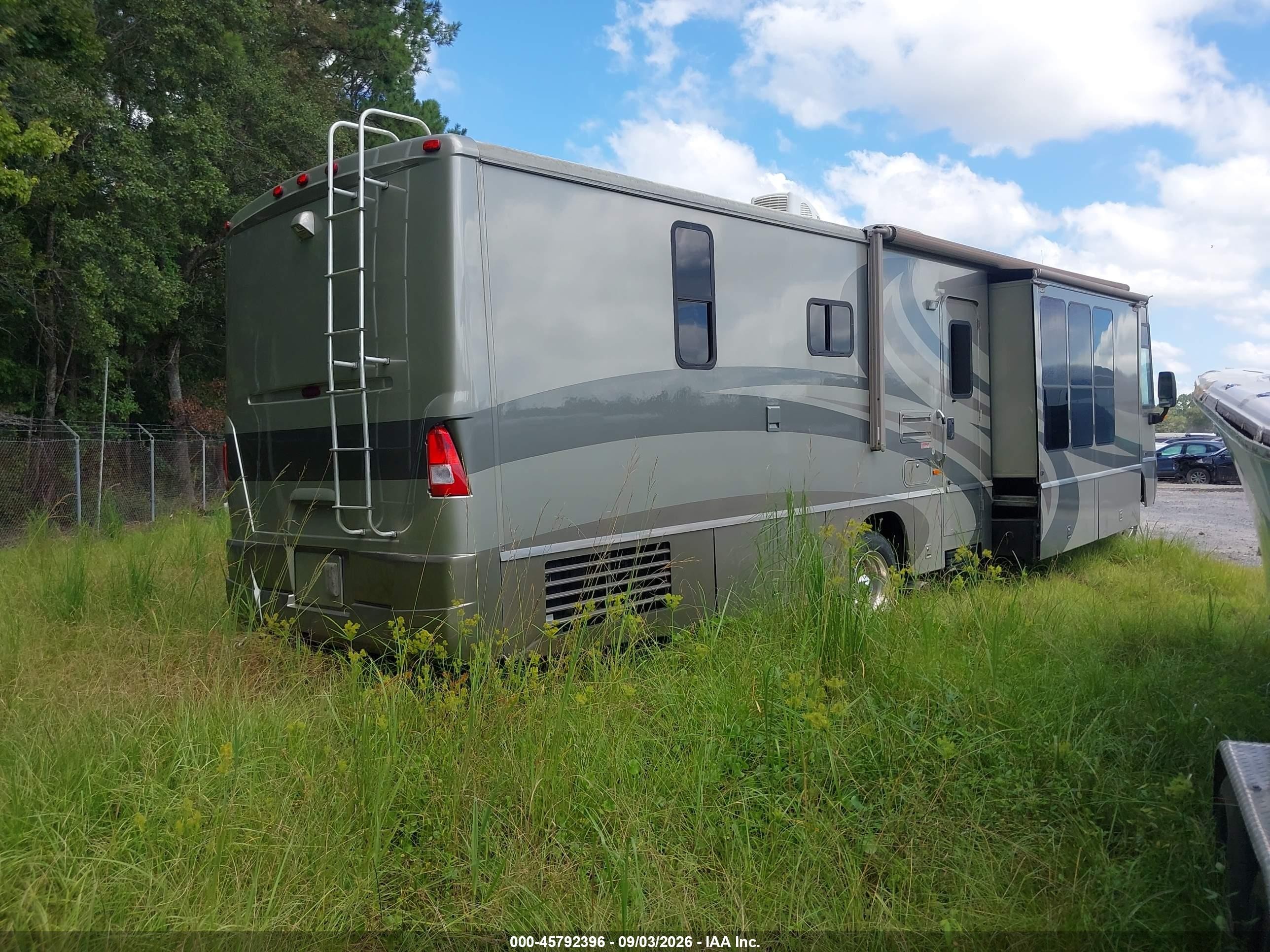 2004 Workhorse Custom Chassis Motorhome Chassis VIN 5B4MPA7G443394554 IAAI salvage auction — Side, Salvage (South Carolina), sold $1,500 on 2026-09-29 (photo 4)