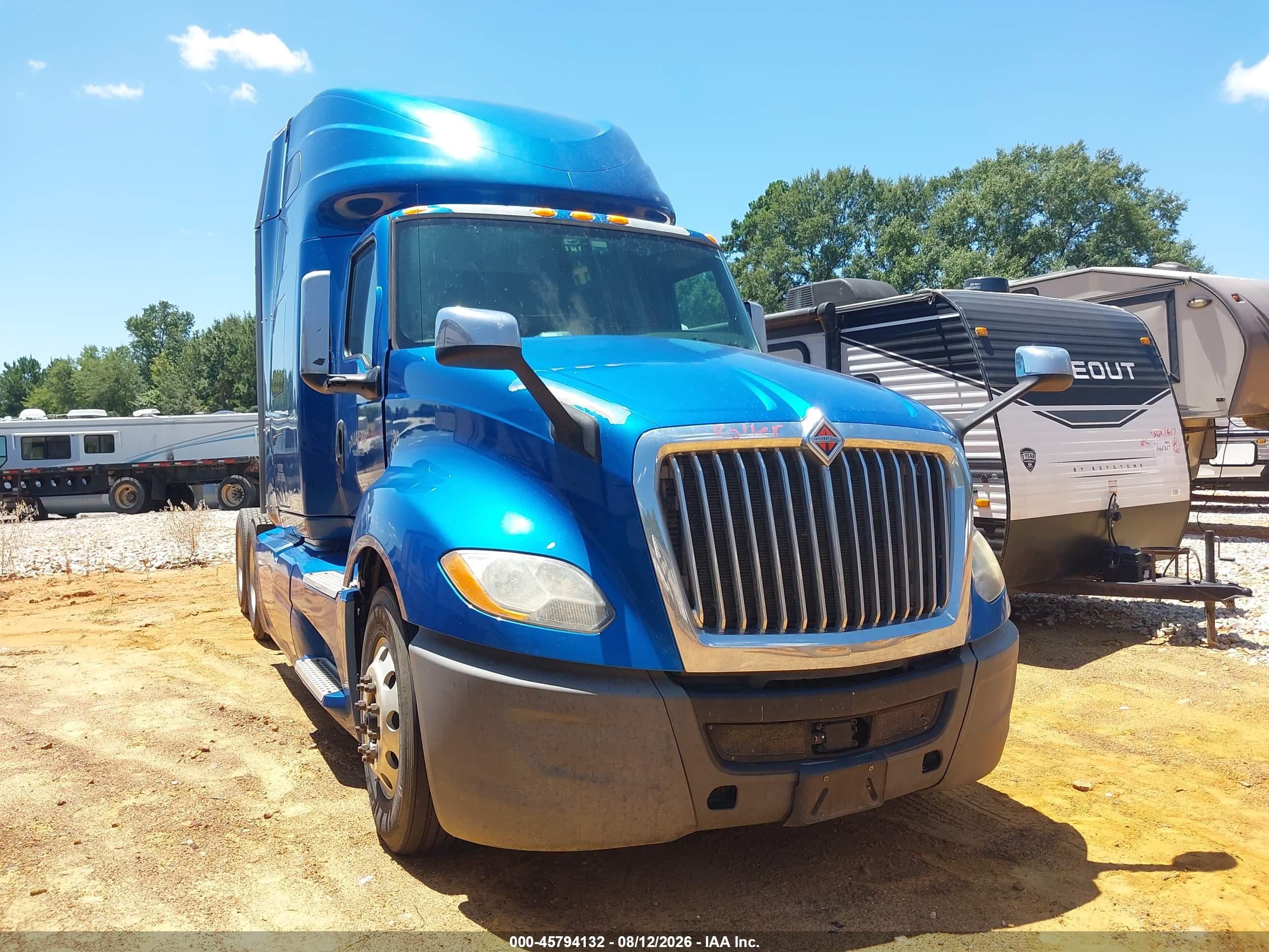 2019 International LT VIN 3HSDZTZR1KN649849 — IAAI salvage auction photo