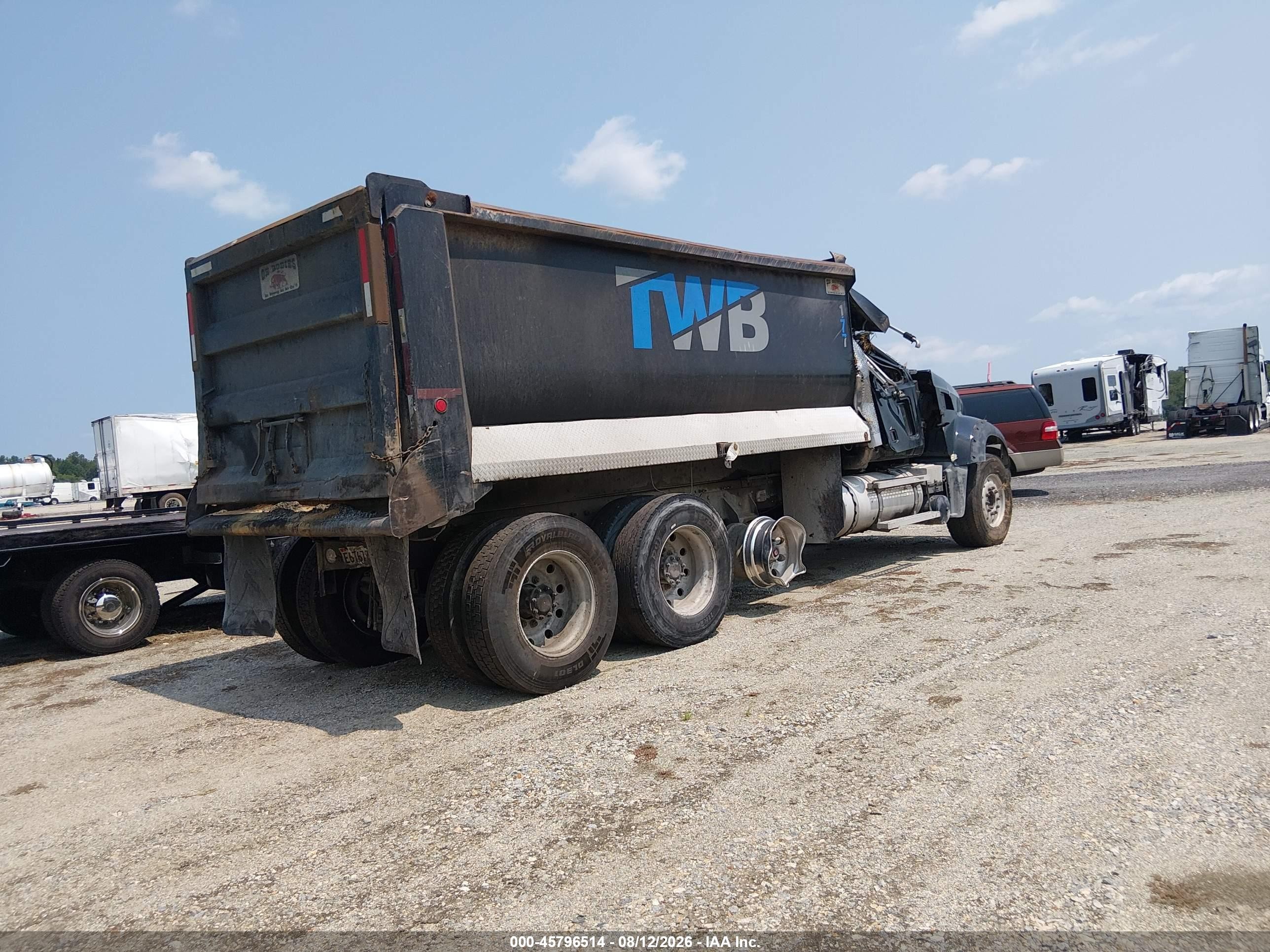 2007 Mack 700 Ctp700 VIN 1M2AT04Y37M006904 IAAI salvage auction — Rollover, Salvage - Greater Than 75% (Maryland), sold $8,750 on 2026-10-05 (photo 4)