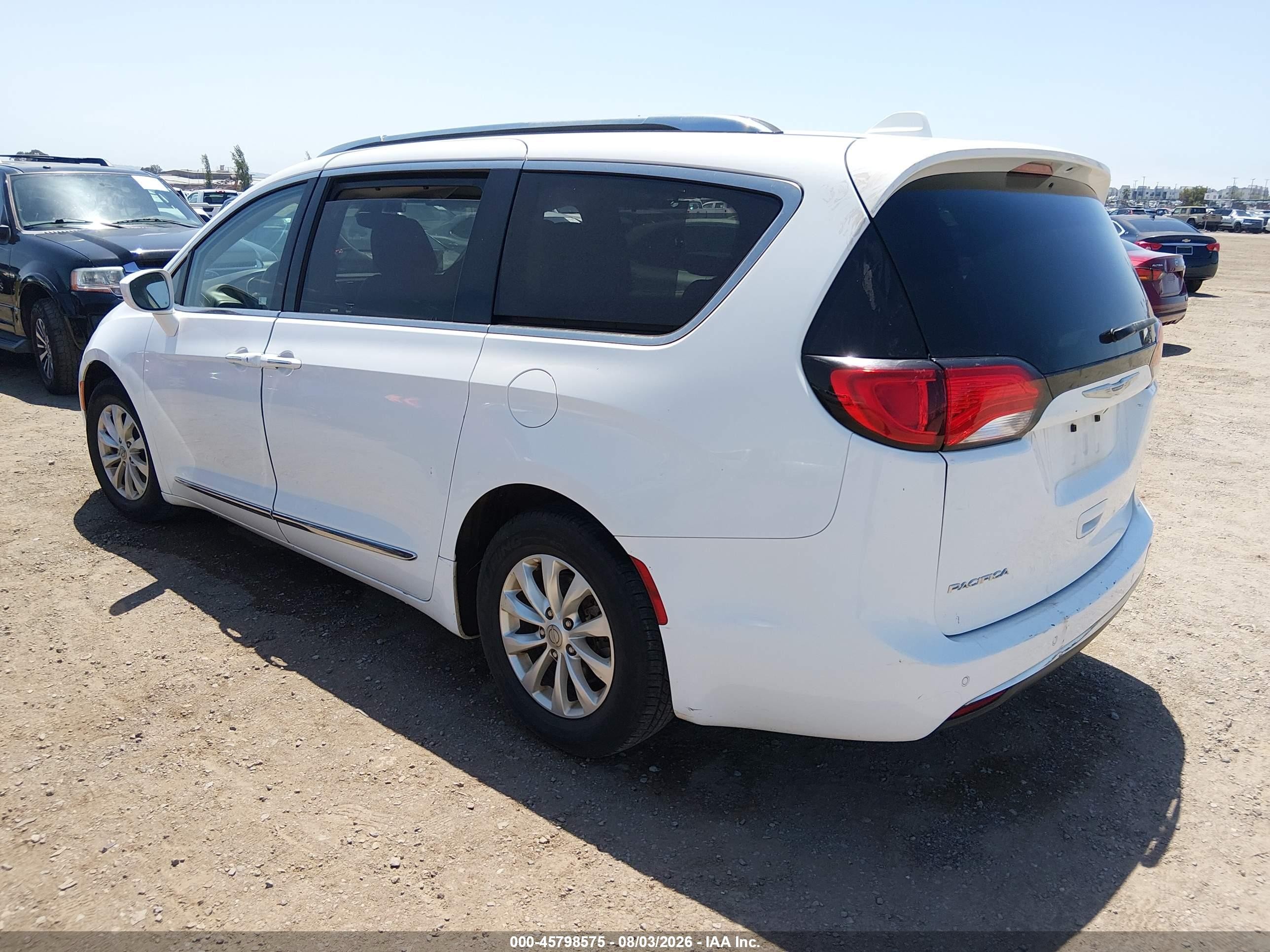 2019 Chrysler Pacifica VIN 2C4RC1BG9KR548263 IAAI salvage auction — Side, Salvage (Hawaii), sold $4,500 on 2026-08-21 (photo 3)
