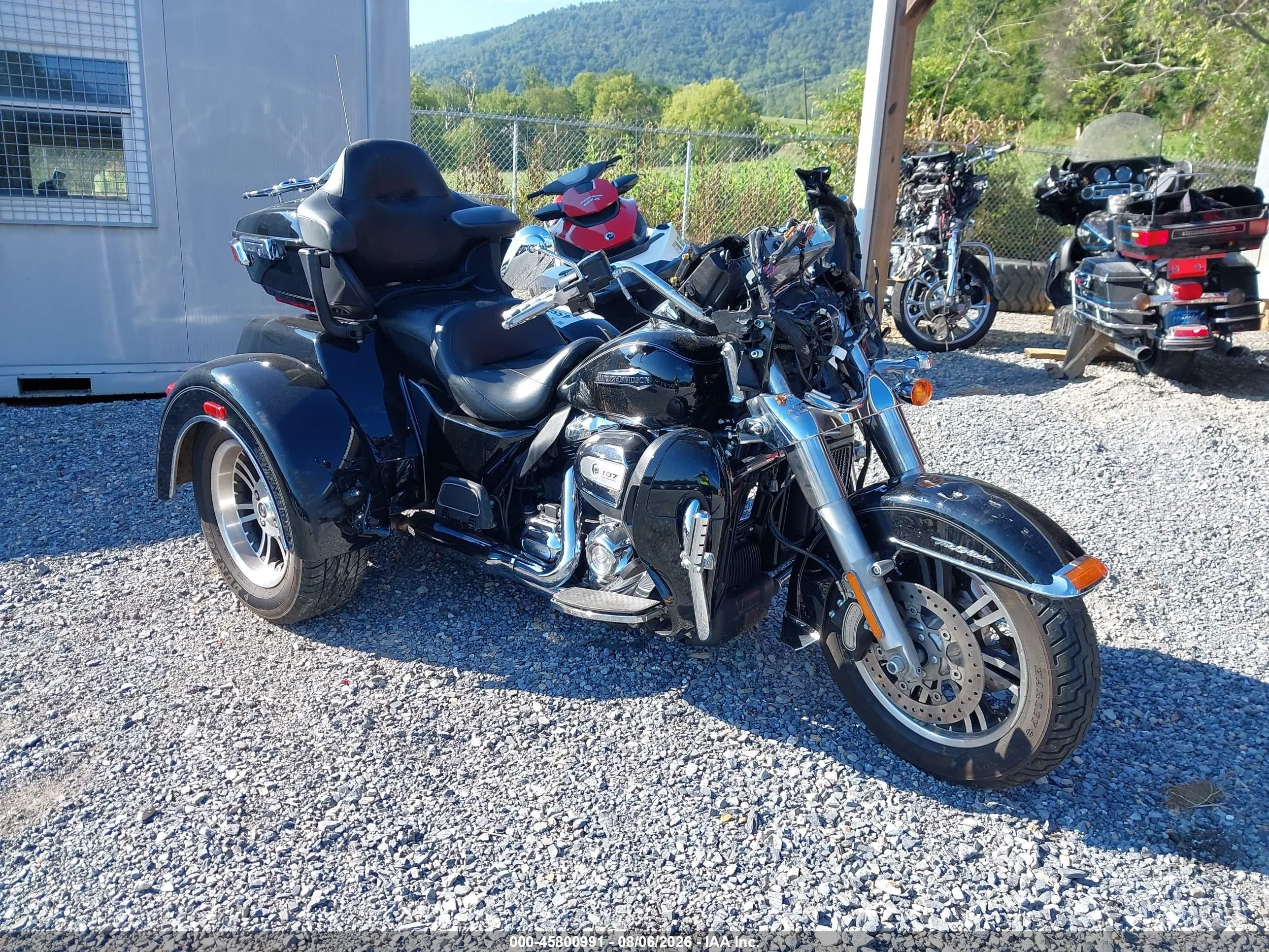 2017 Harley-Davidson FLHTCUTG VIN 1HD1MAD17HB857822 — IAAI salvage auction photo