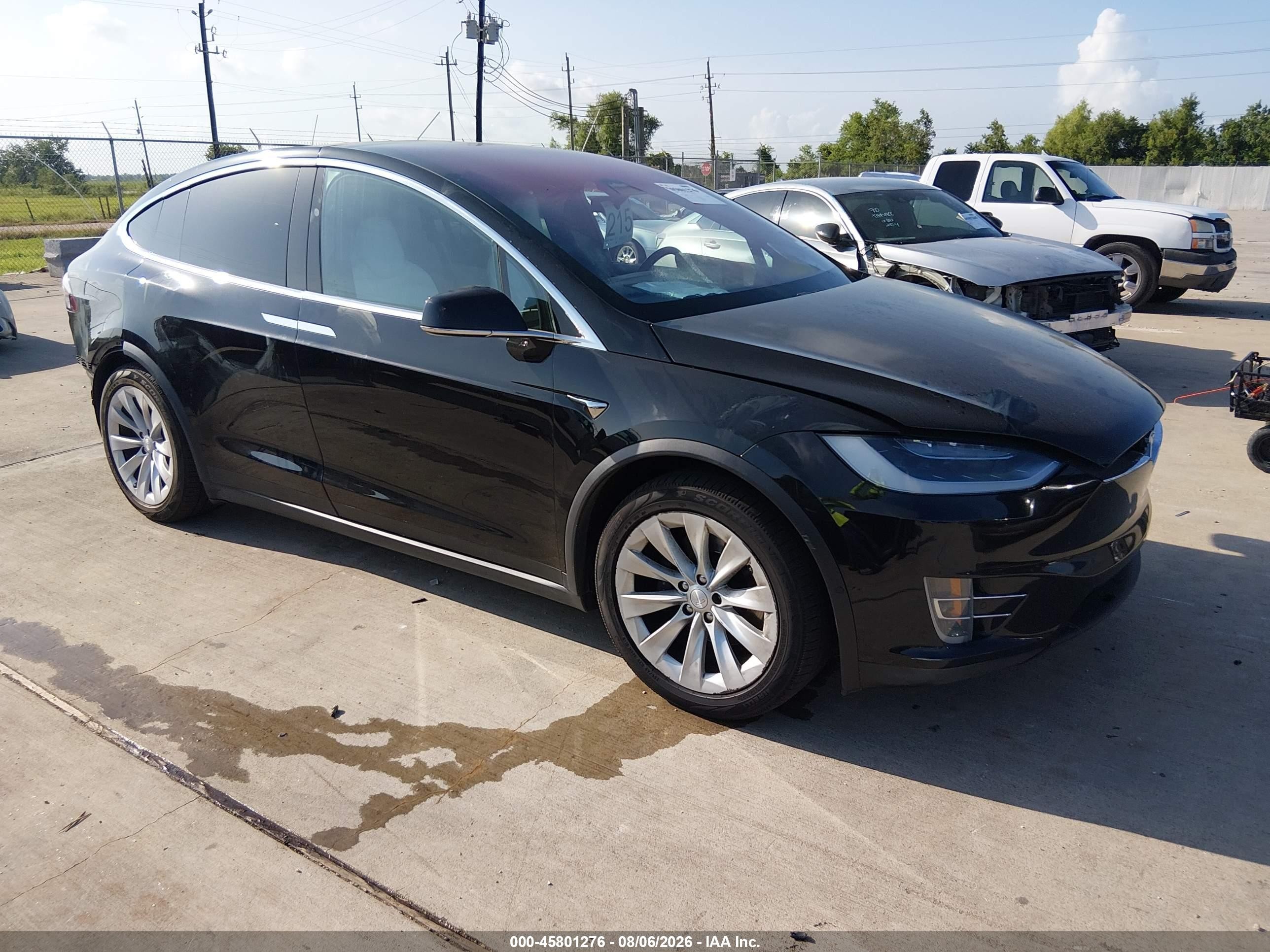 2017 Tesla Model X VIN 5YJXCDE20HF066584 — IAAI salvage auction photo