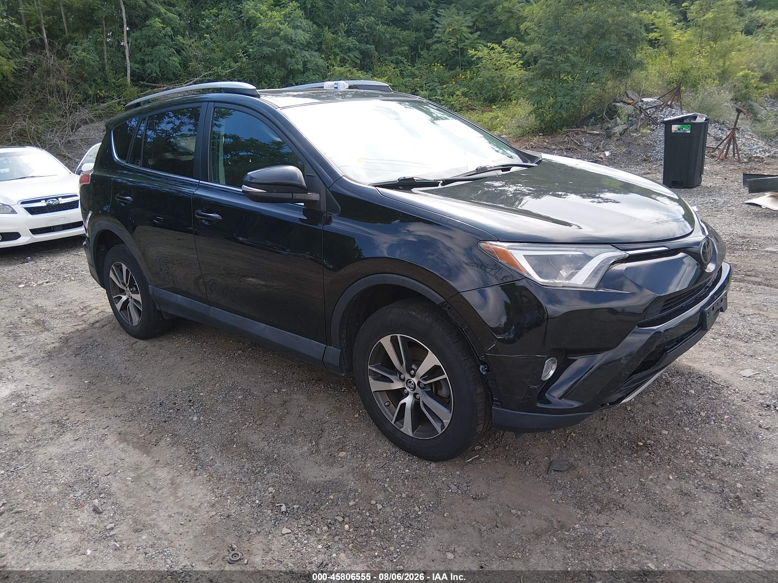 2018 Toyota RAV4 VIN 2T3RFREVXJW744748 — IAAI salvage auction photo