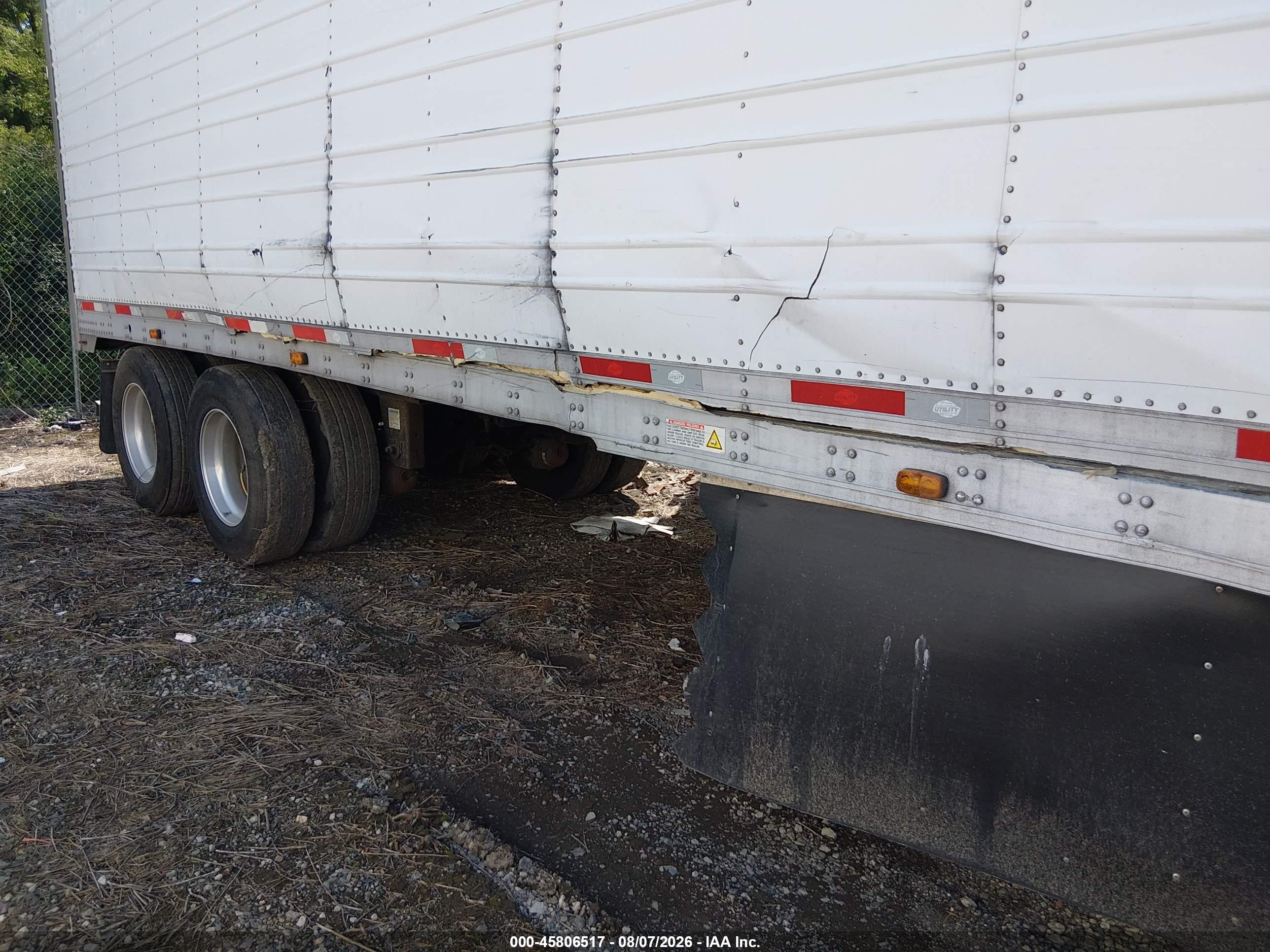 2014 Utility trailer mfg 3000r VIN 1UYVS2539EM773923 IAAI salvage auction — Side, Salvage (Maine), sold $100 on 2026-09-09 (photo 6)