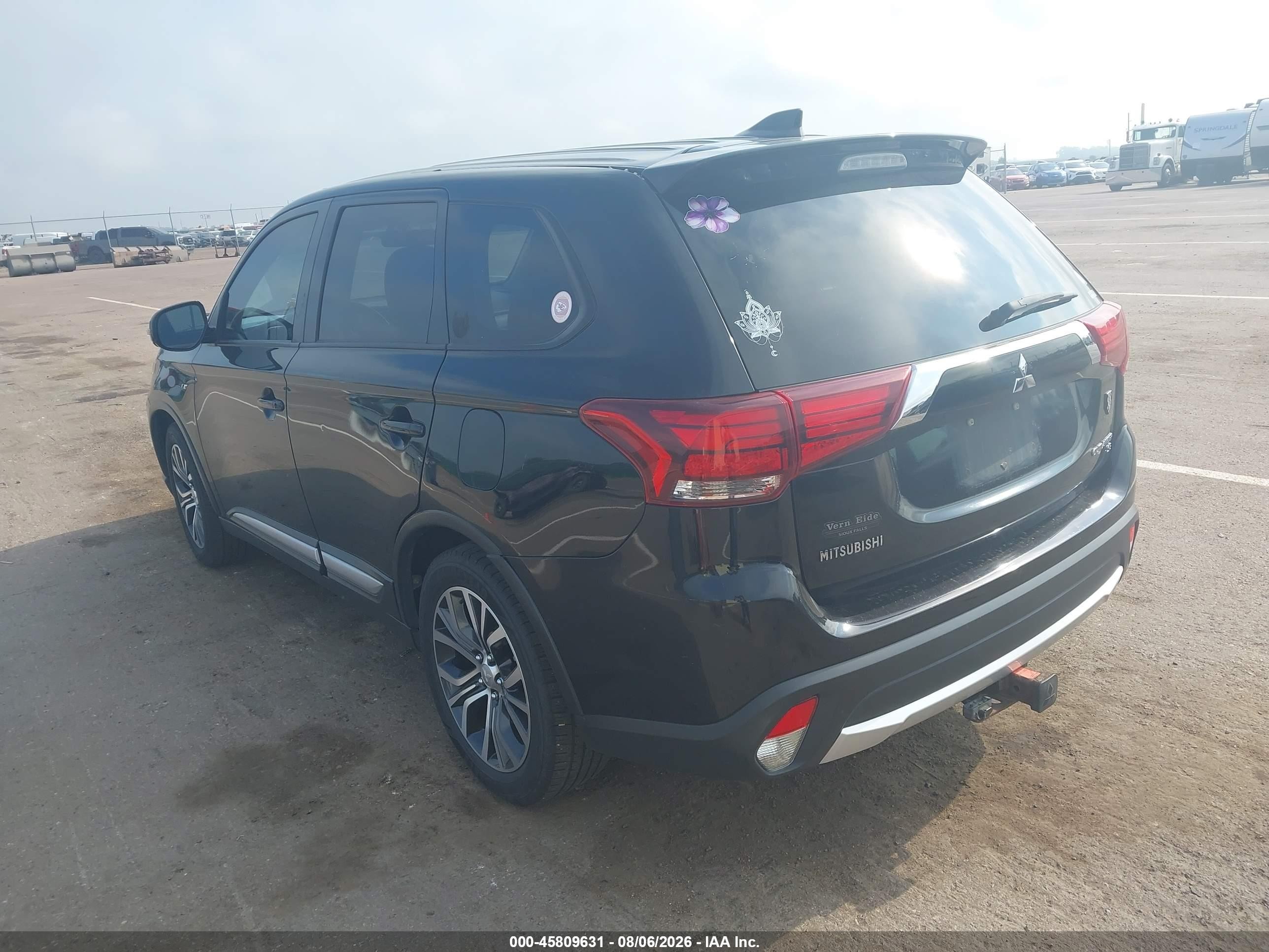 2018 Mitsubishi Outlander VIN JA4AZ3A31JZ016316 IAAI salvage auction — Side, Regular (South Dakota), sold $2,200 on 2026-09-12 (photo 3)
