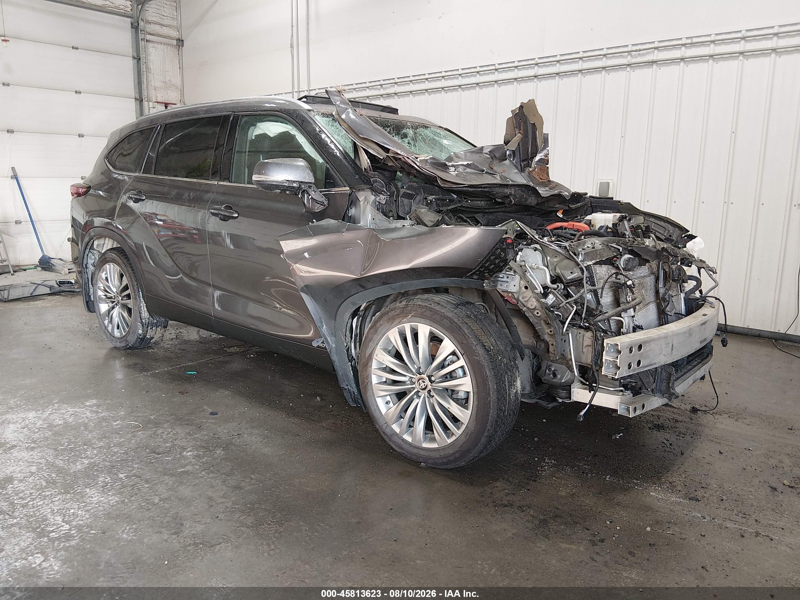 2024 Toyota Highlander Hybrid VIN 5TDEBRCH9RS633323 — IAAI salvage auction photo