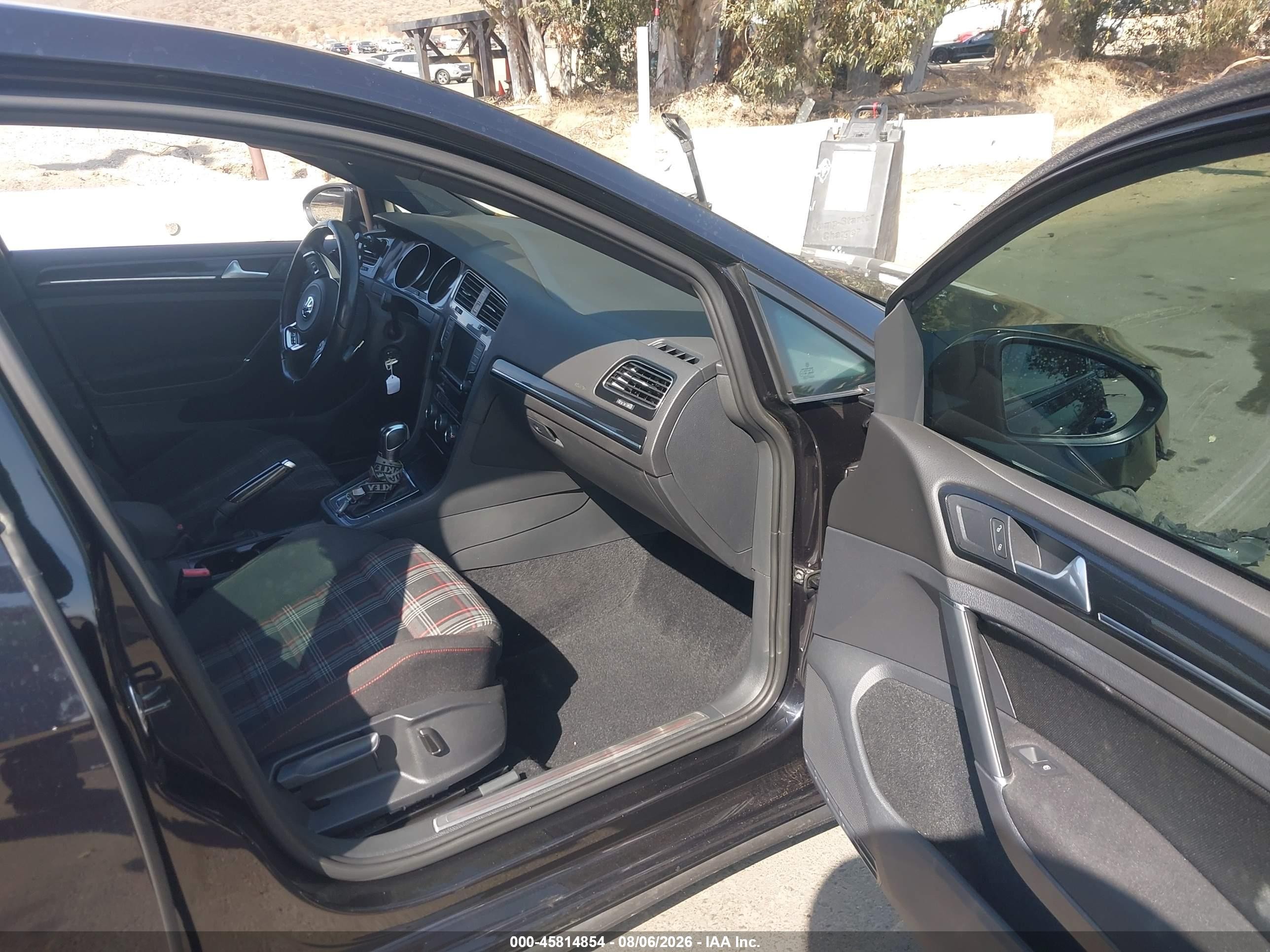 2016 Volkswagen Golf gti VIN 3VW4T7AUXGM010932 IAAI salvage auction — Transmission Damage, Salvage (California), sold $2,950 on 2026-09-08 (photo 5)
