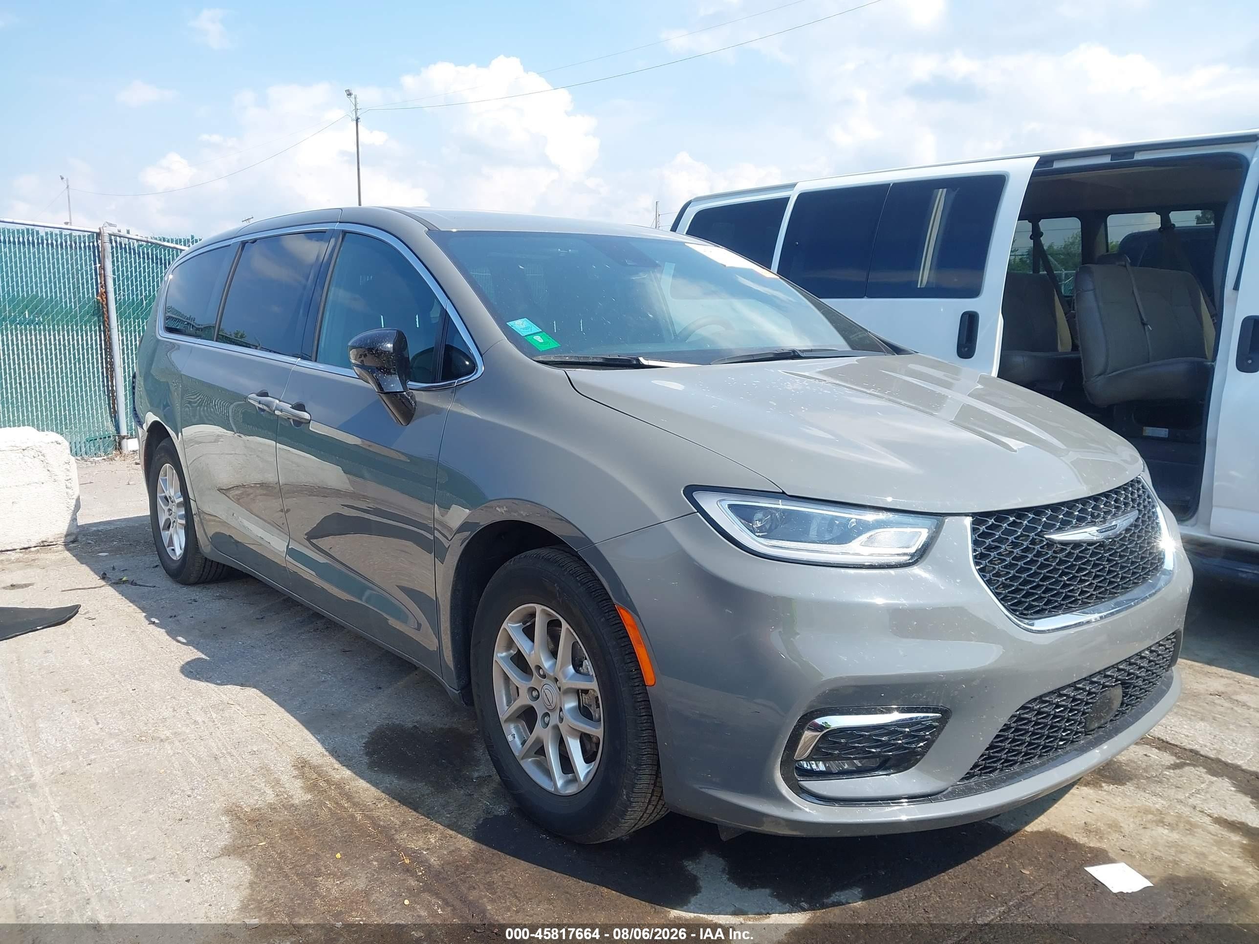 2025 Chrysler Pacifica VIN 2C4RC1BG8SR580265 — IAAI salvage auction photo
