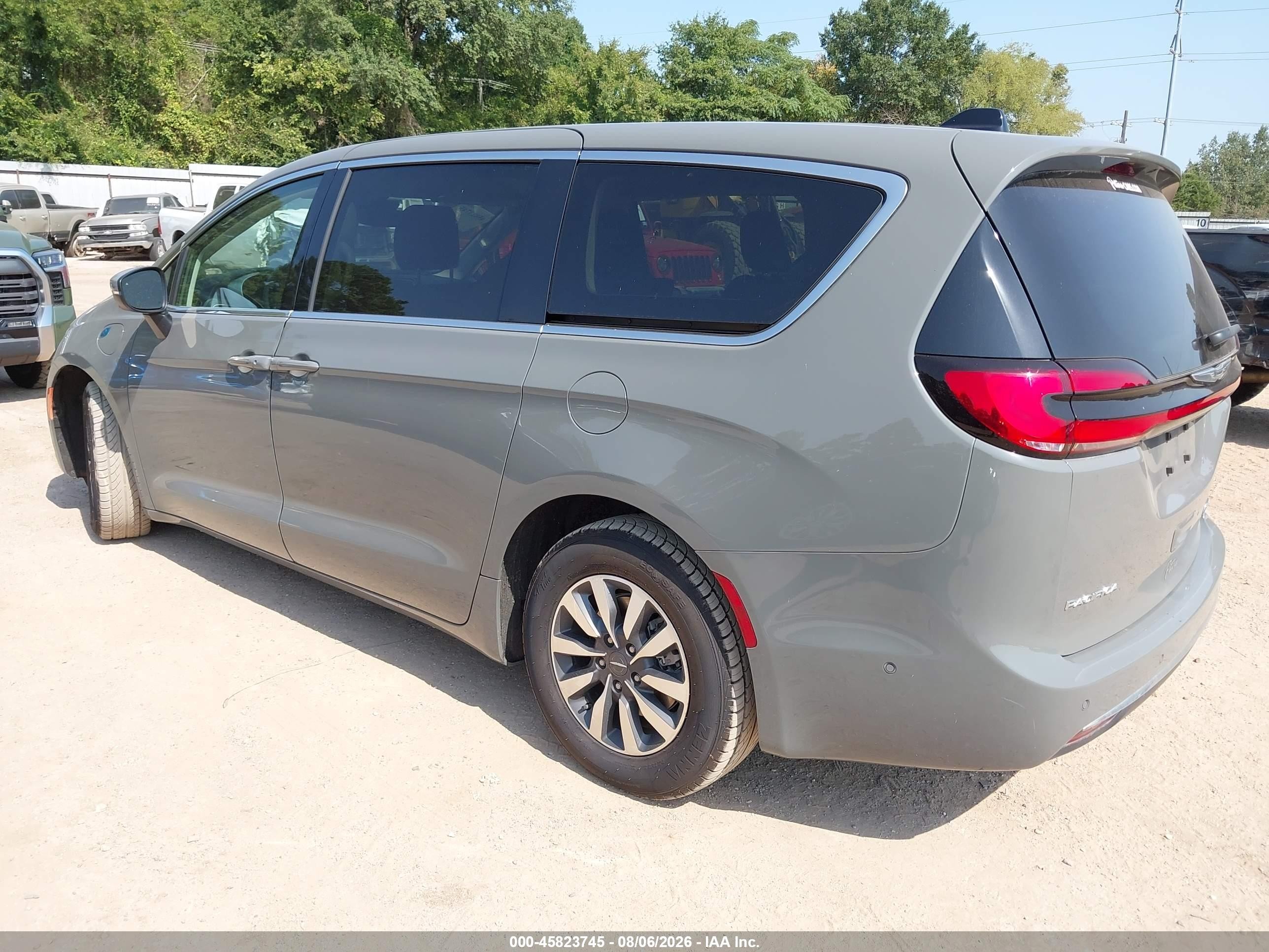 2023 Chrysler Pacifica VIN 2C4RC1L77PR572812 IAAI salvage auction — Rear End, Original (Texas), sold $23,500 on 2026-08-22 (photo 3)