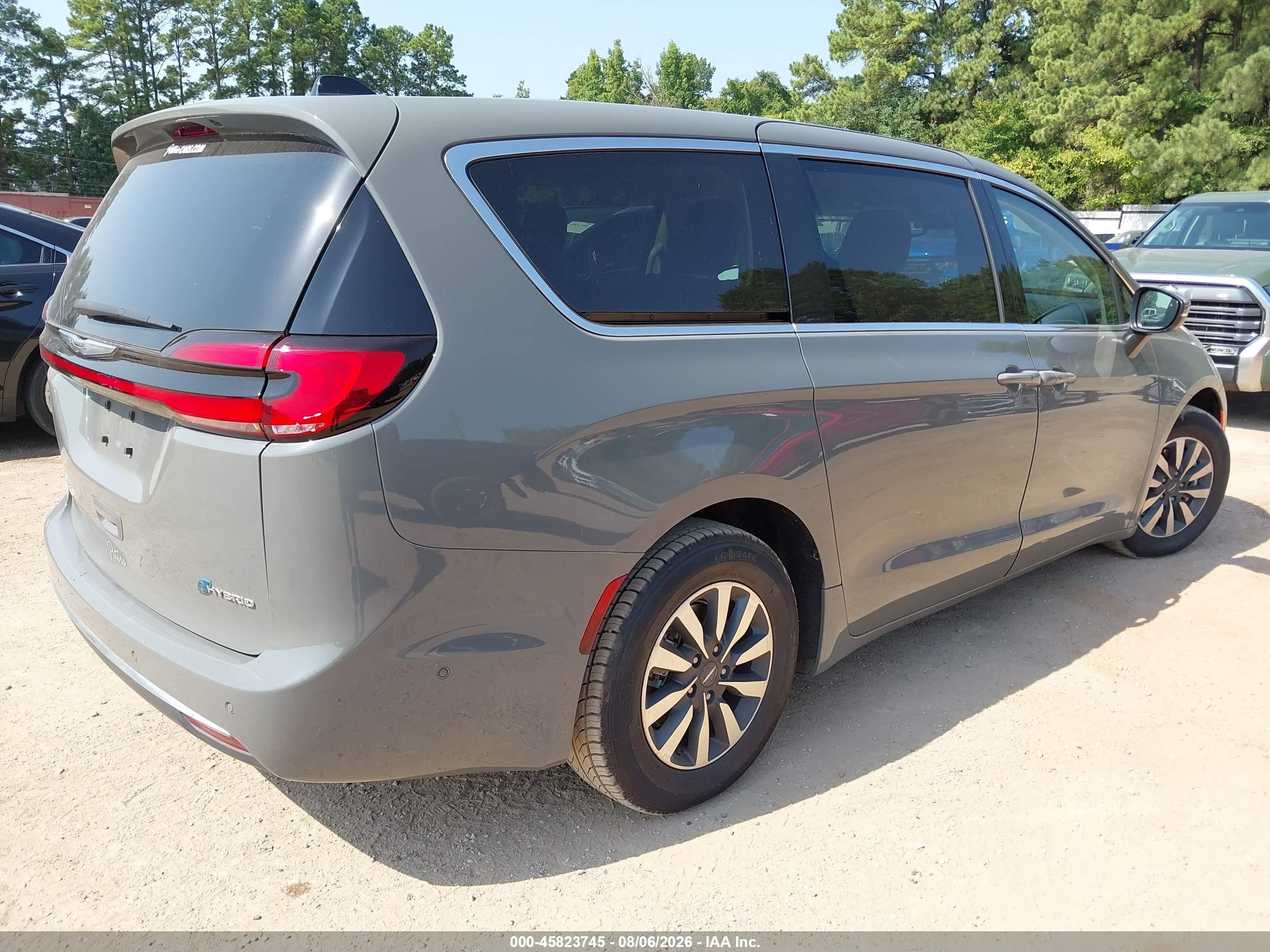 2023 Chrysler Pacifica VIN 2C4RC1L77PR572812 IAAI salvage auction — Rear End, Original (Texas), sold $23,500 on 2026-08-22 (photo 4)