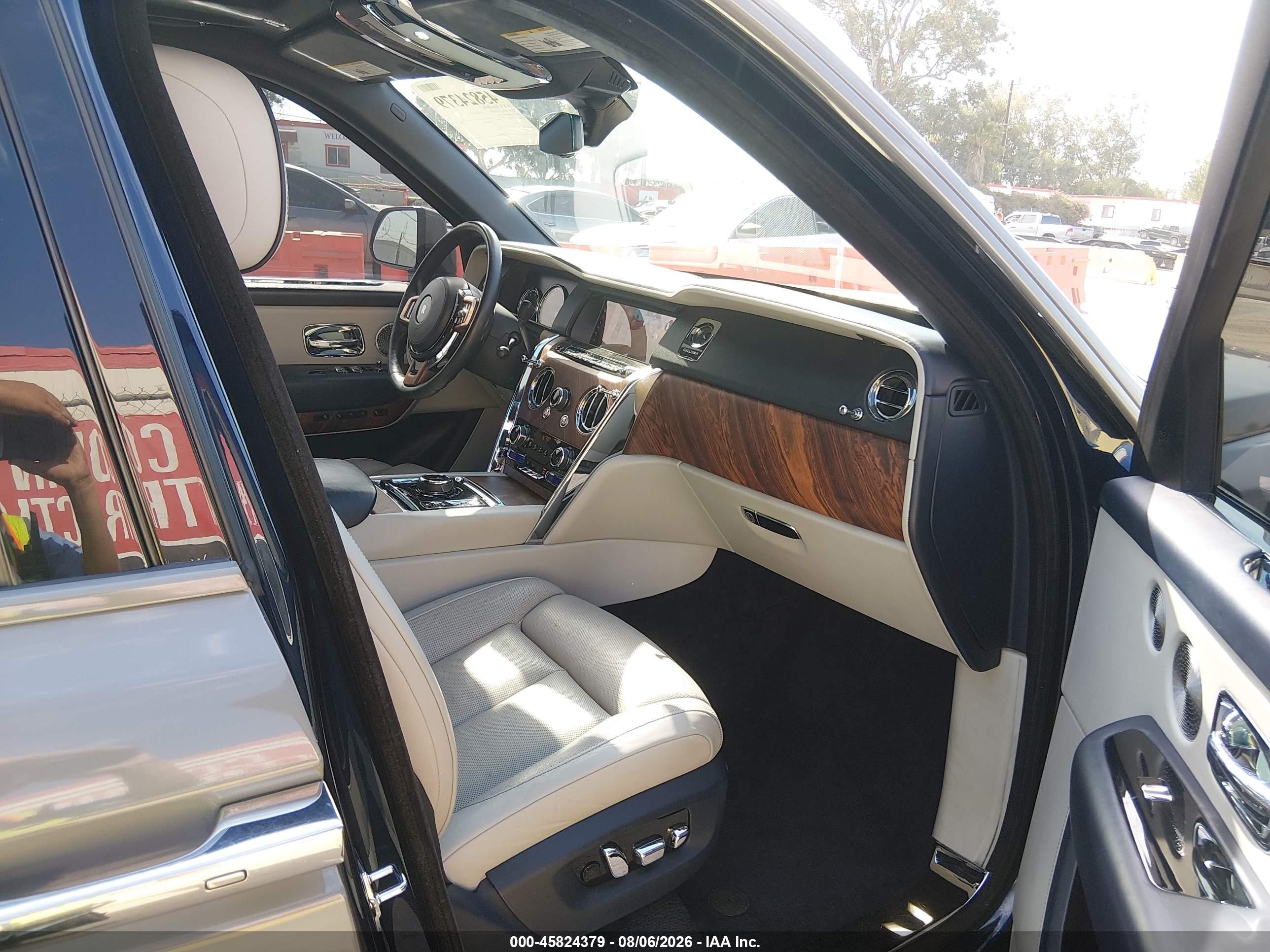 2019 Rolls-royce Cullinan VIN SLA689X50KU114060 IAAI salvage auction — Normal Wear, Clear (California), sold $170,500 on 2026-09-02 (photo 5)