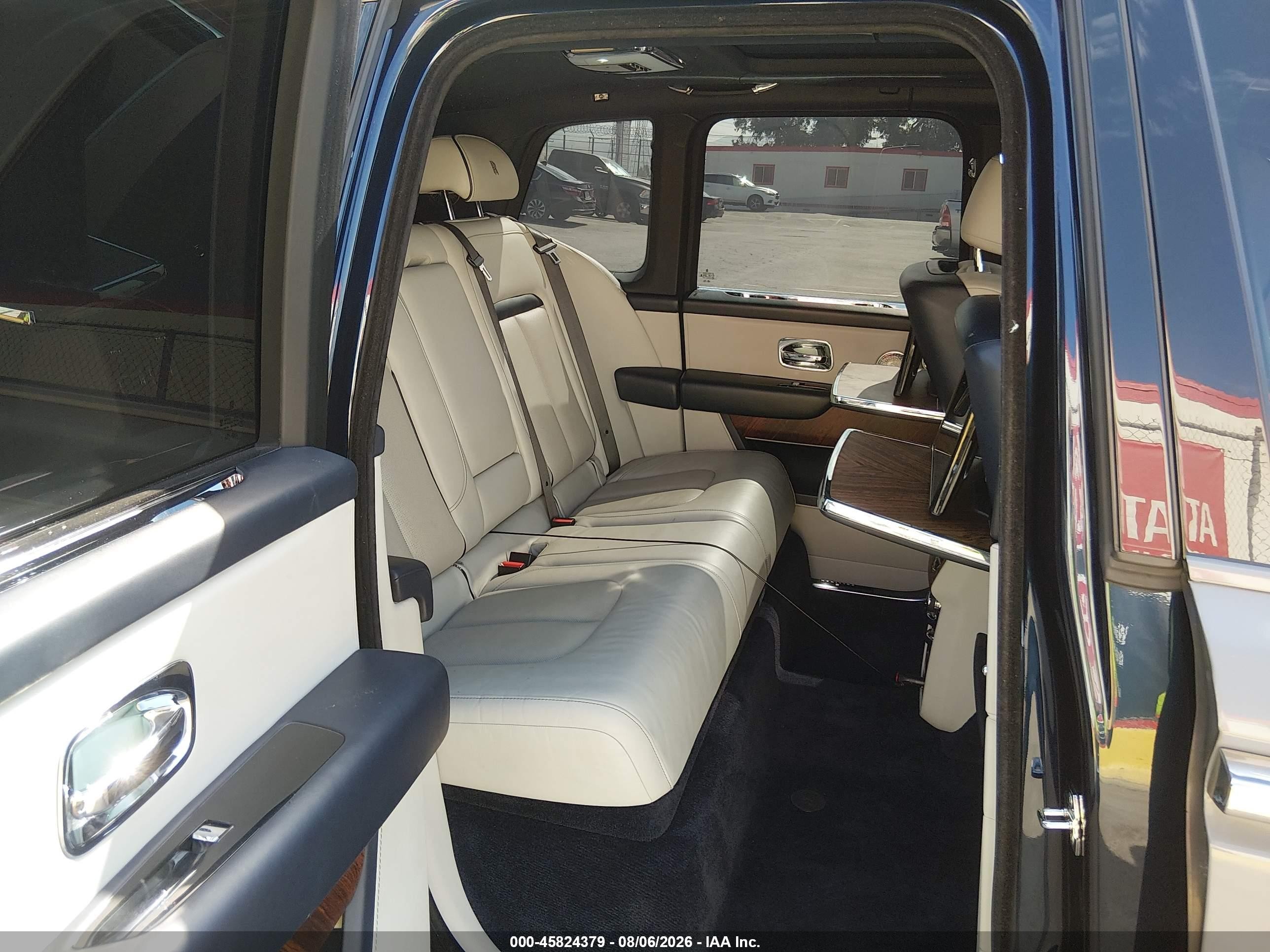 2019 Rolls-royce Cullinan VIN SLA689X50KU114060 IAAI salvage auction — Normal Wear, Clear (California), sold $170,500 on 2026-09-02 (photo 8)