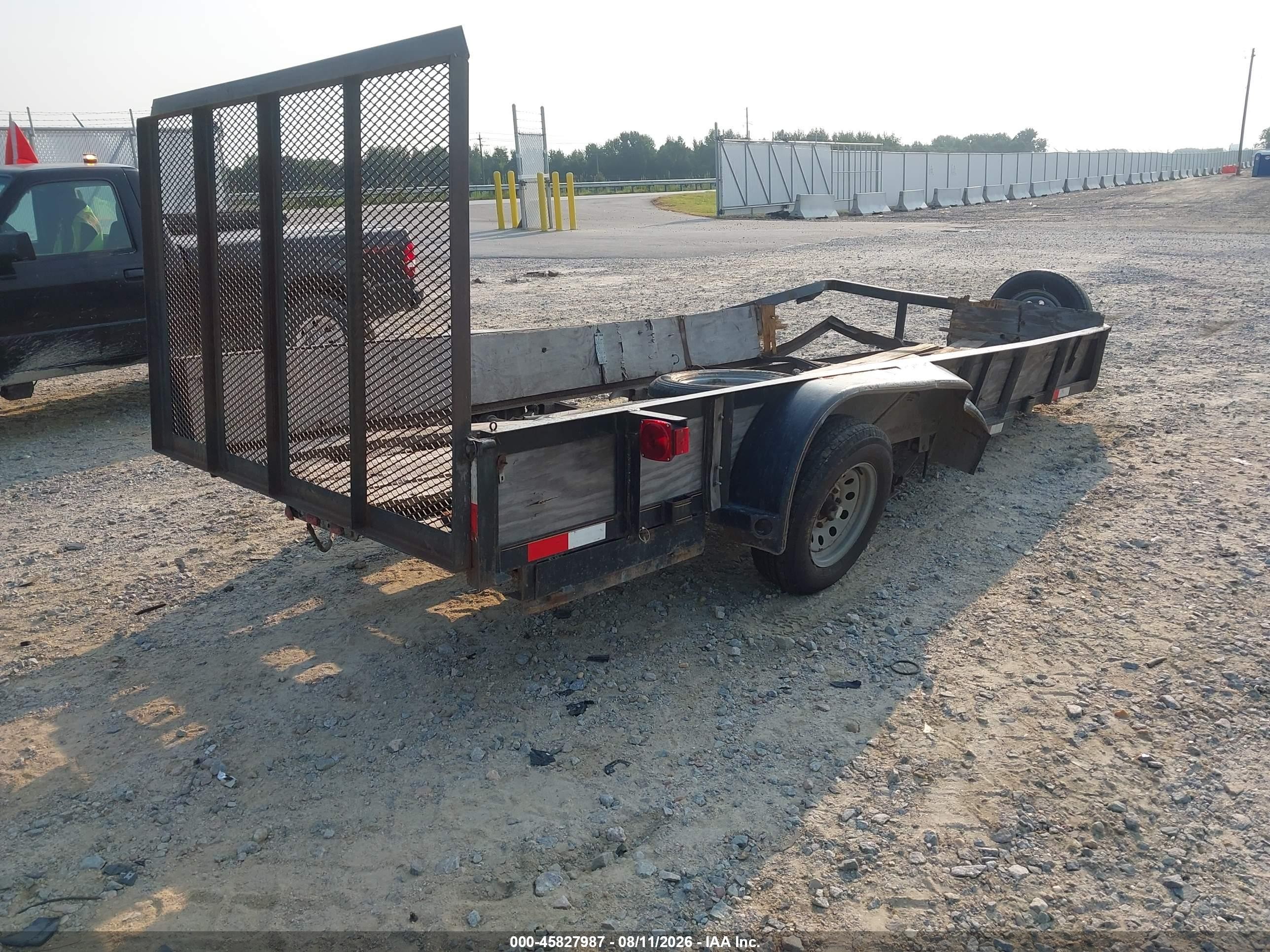 2007 Lamar Trailer VIN 5RVSL16217M001682 IAAI salvage auction — Side, Salvage (North Carolina), sold $100 on 2026-09-30 (photo 4)