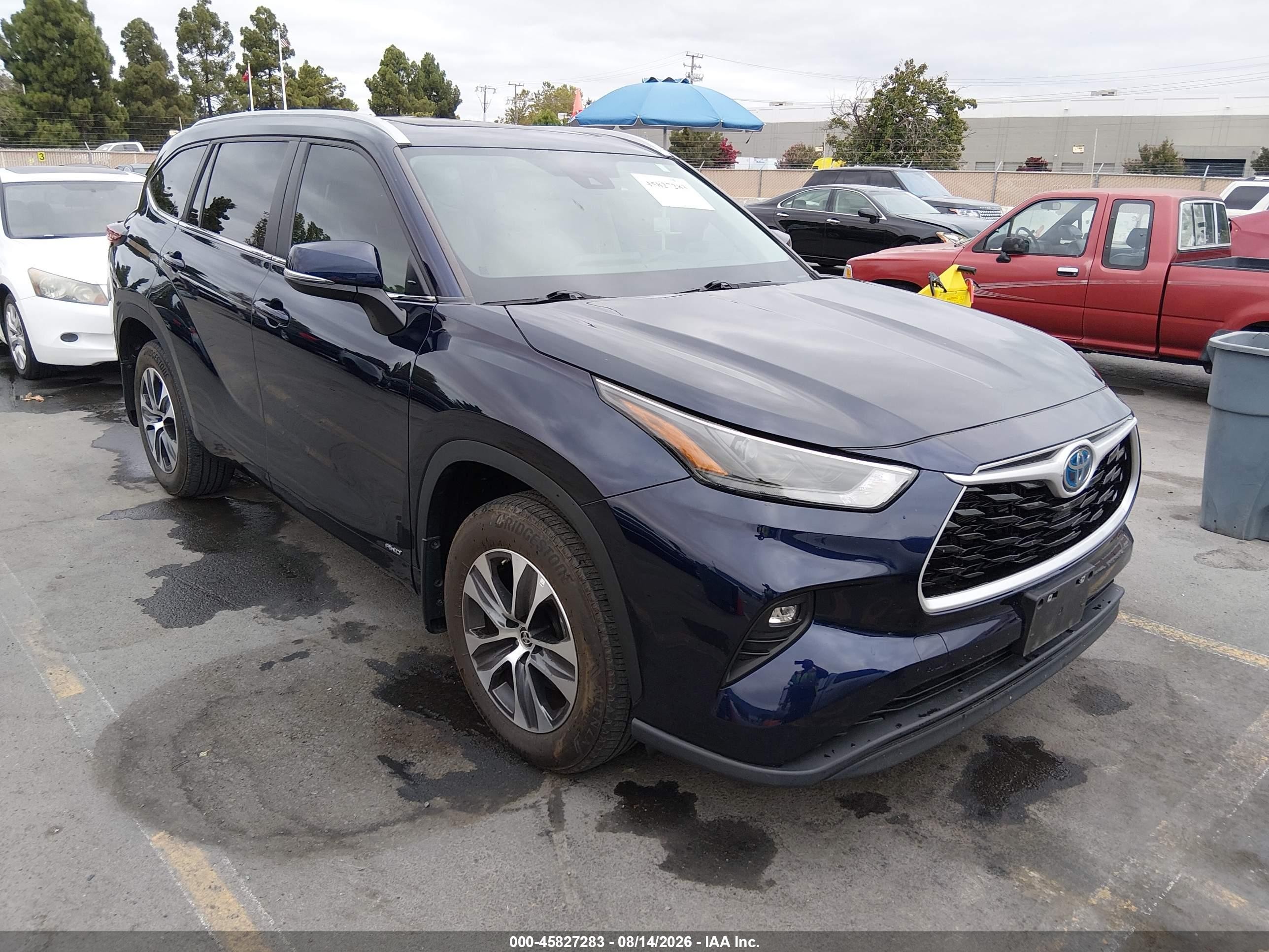 2024 Toyota Highlander Hybrid VIN 5TDKBRCHXRS631096 — IAAI salvage auction photo