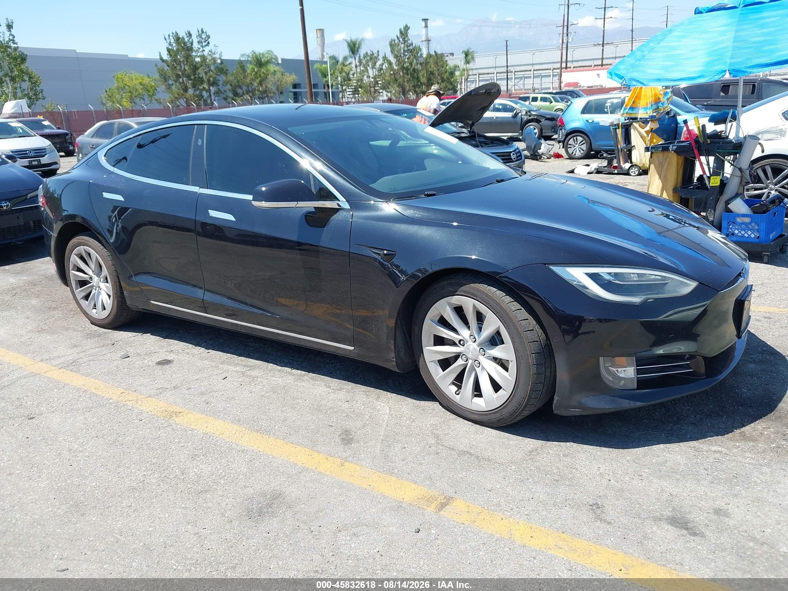 2017 Tesla Model S VIN 5YJSA1E20HF186593 — IAAI salvage auction photo