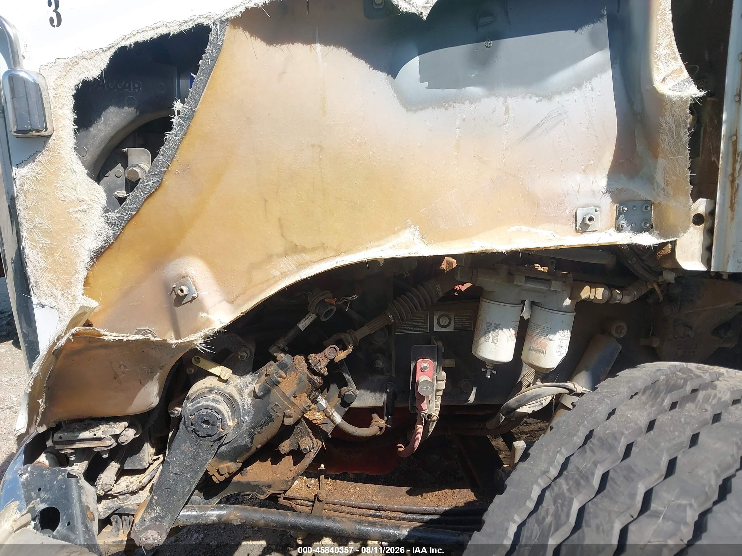 2015 Peterbilt 384 VIN 1NPVDH9X4FD284428 IAAI salvage auction — Side, Salvage (California), sold $17,500 on 2026-09-16 (photo 9)
