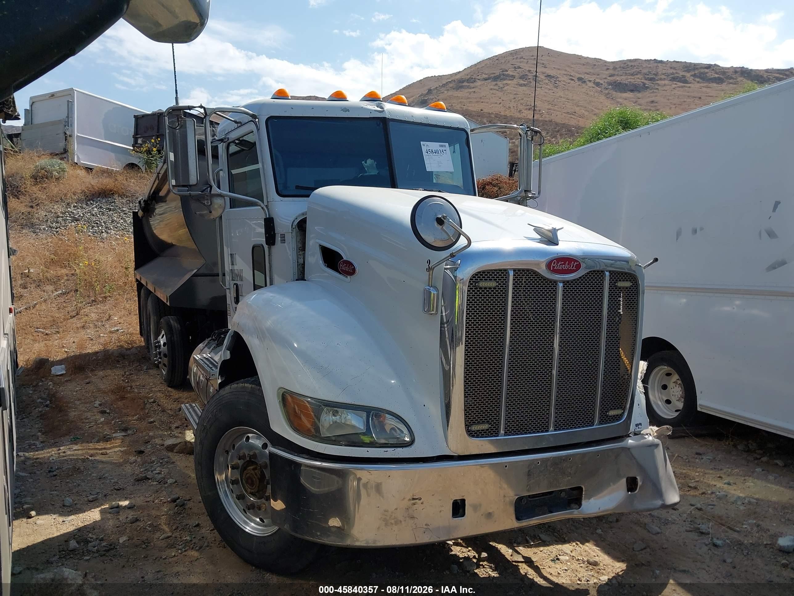 2015 Peterbilt 384 VIN 1NPVDH9X4FD284428 — IAAI salvage auction photo