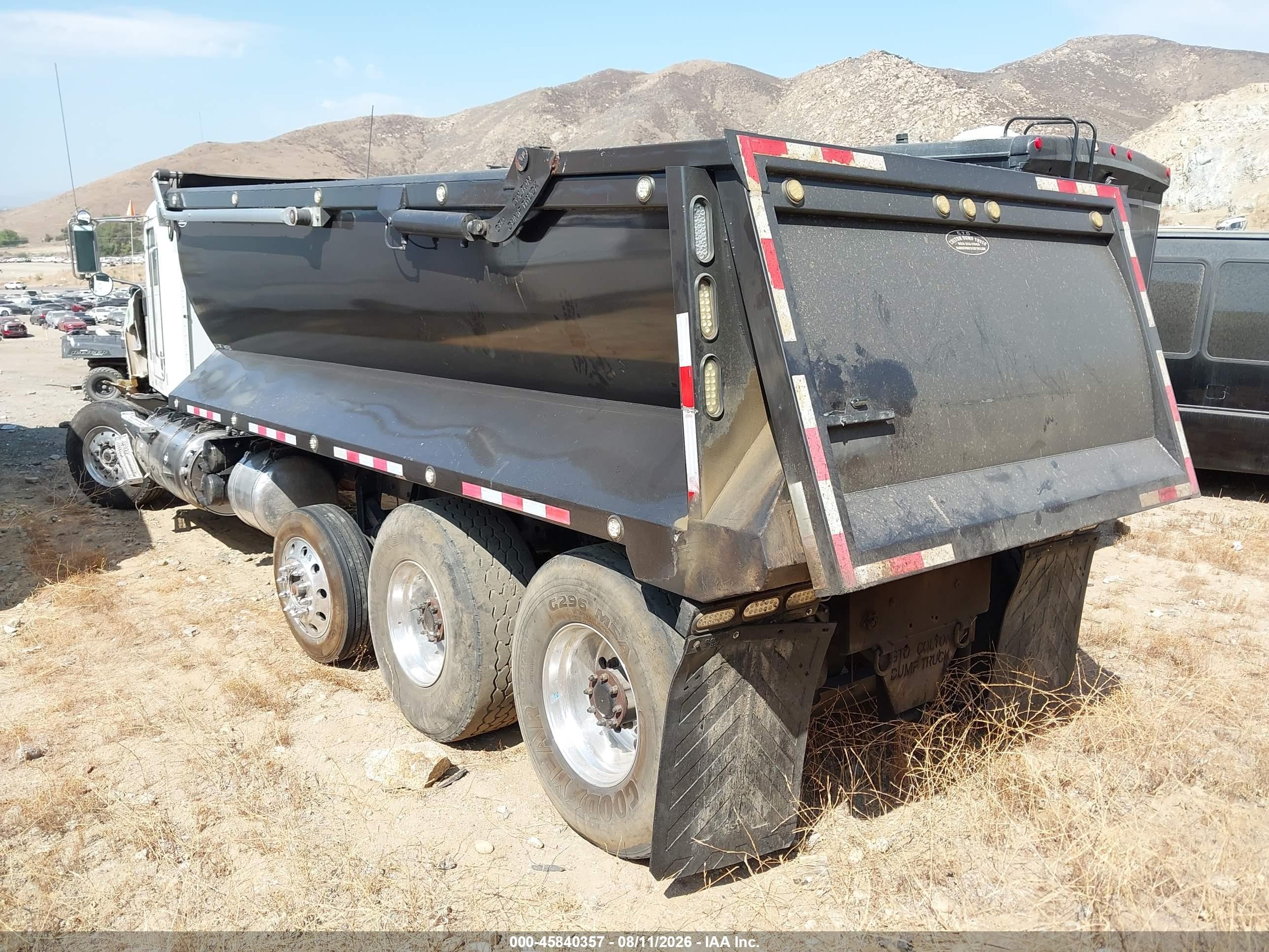 2015 Peterbilt 384 VIN 1NPVDH9X4FD284428 IAAI salvage auction — Side, Salvage (California), sold $17,500 on 2026-09-16 (photo 3)