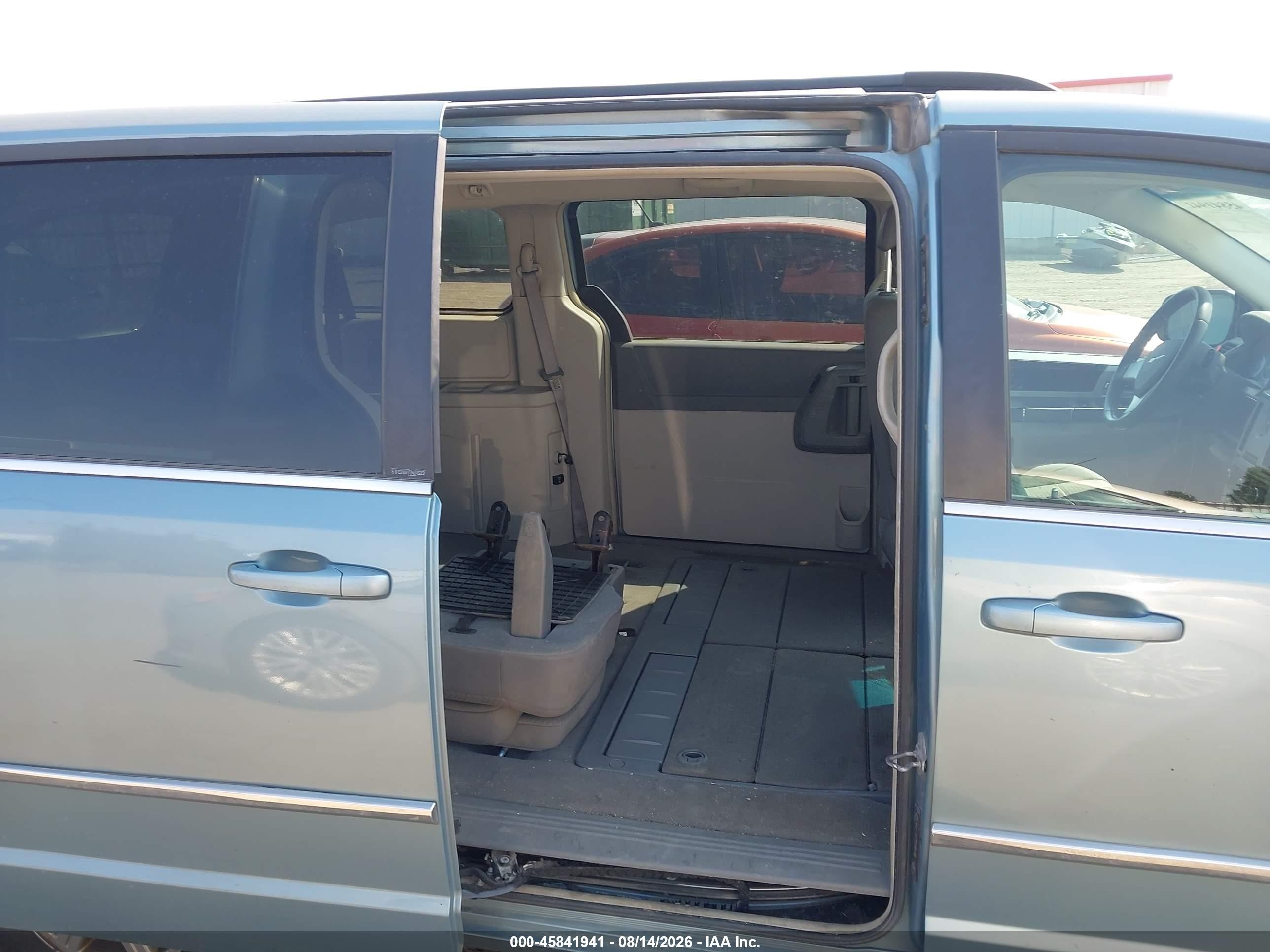 2010 Chrysler Town & country VIN 2A4RR5D18AR458206 IAAI salvage auction — Rear End, Clear (Washington), sold $400 on 2026-09-26 (photo 8)