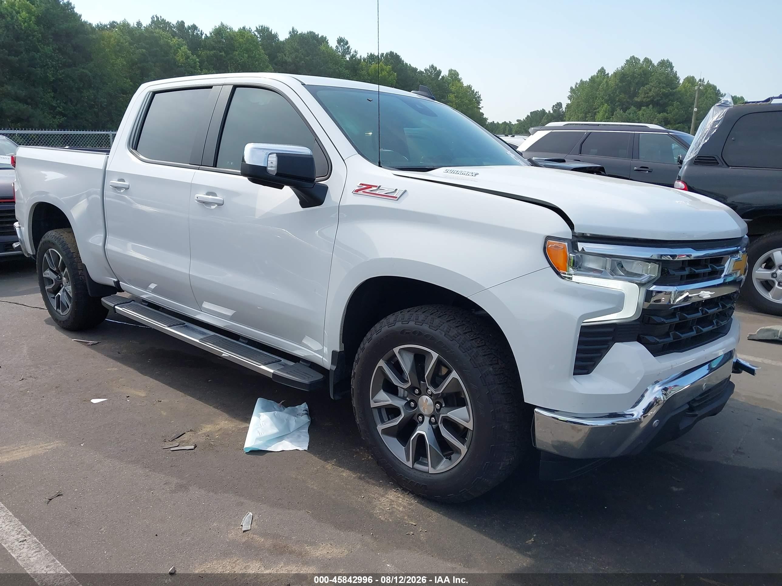 2025 Chevrolet Silverado 1500 VIN 1GCUKDE85SZ107223 — IAAI salvage auction photo