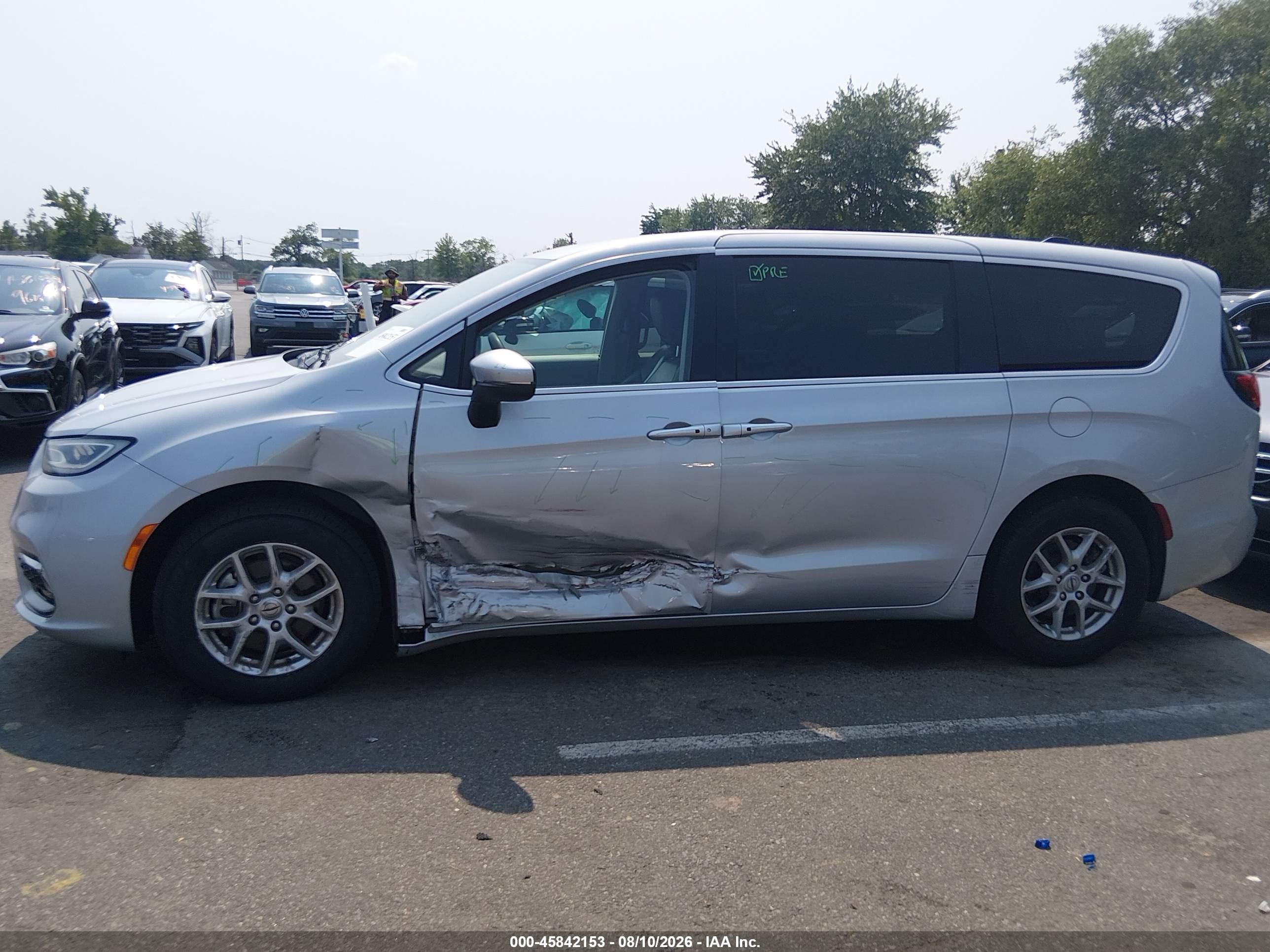 2023 Chrysler Pacifica VIN 2C4RC1BG4PR506929 IAAI salvage auction — Side, Salvage (New Jersey), sold $12,300 on 2026-09-10 (photo 6)