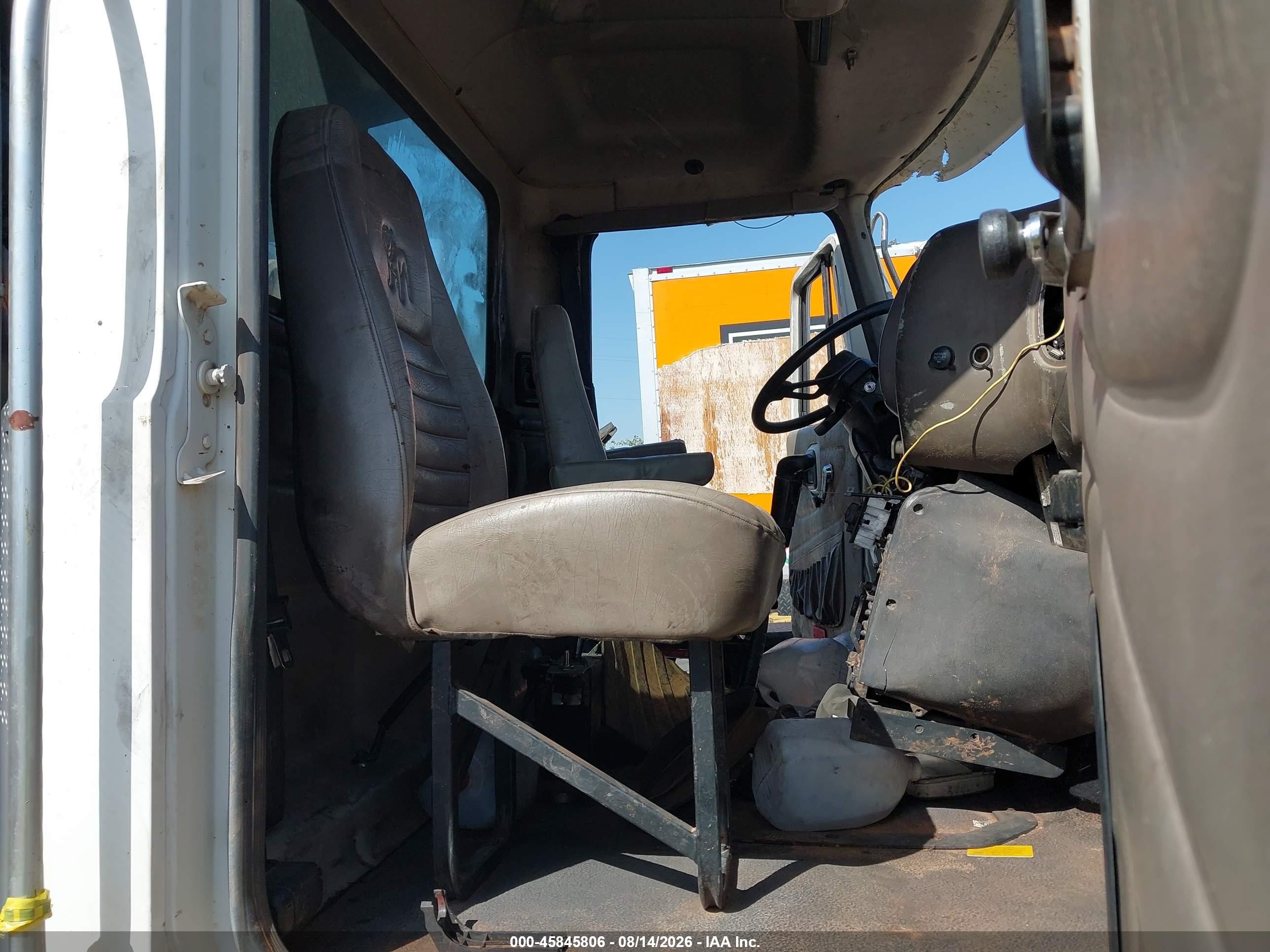 2001 Mack 600 rd600 VIN 1M1AA14YX1W141051 IAAI salvage auction — Front End, Junk (Oklahoma), sold $1,225 on 2026-10-14 (photo 7)