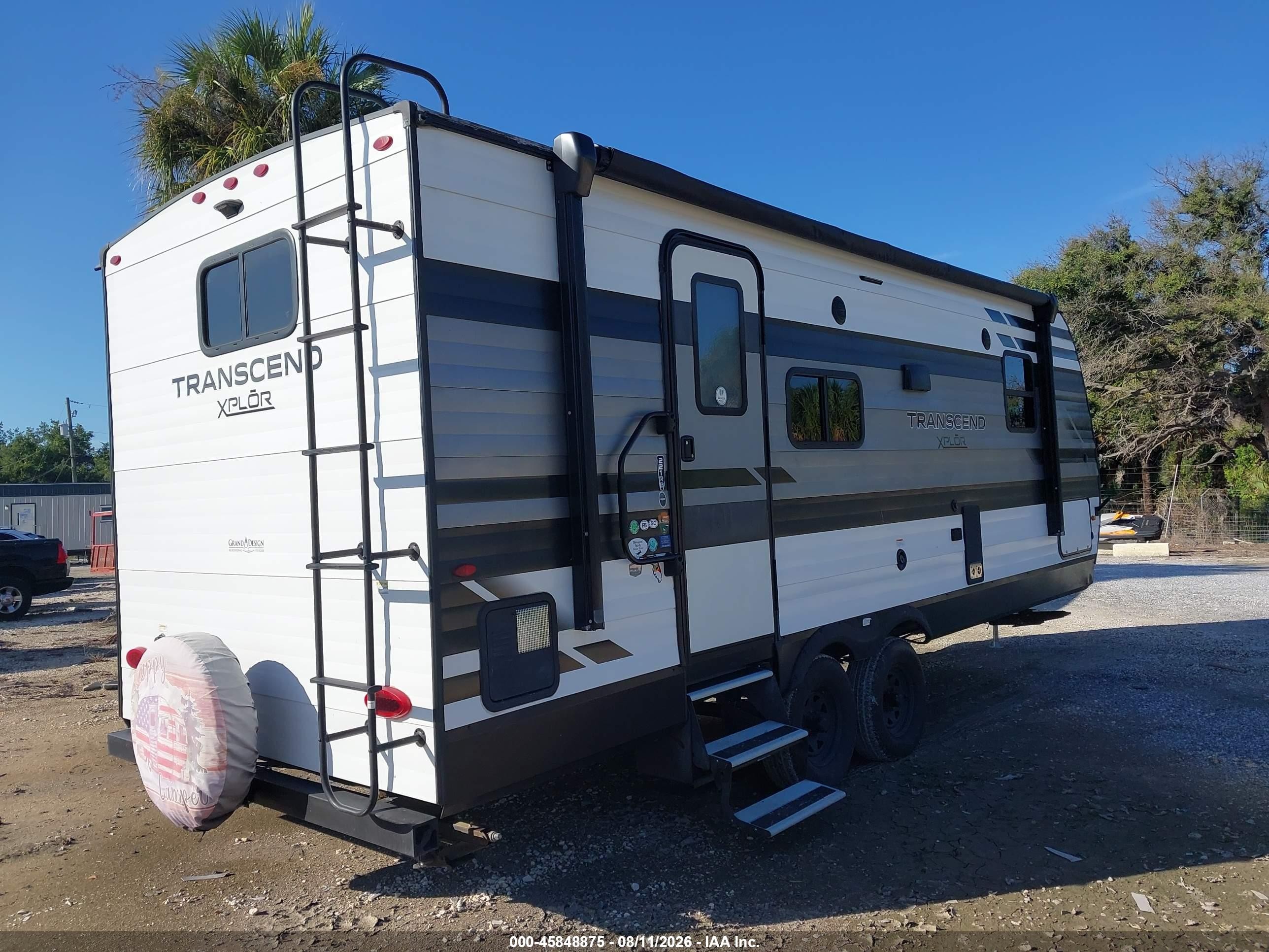 2022 Grand Design Transcend VIN 573TT2721N8820399 IAAI salvage auction — Side, Rebuildable (Florida), sold $2,850 on 2026-09-29 (photo 4)