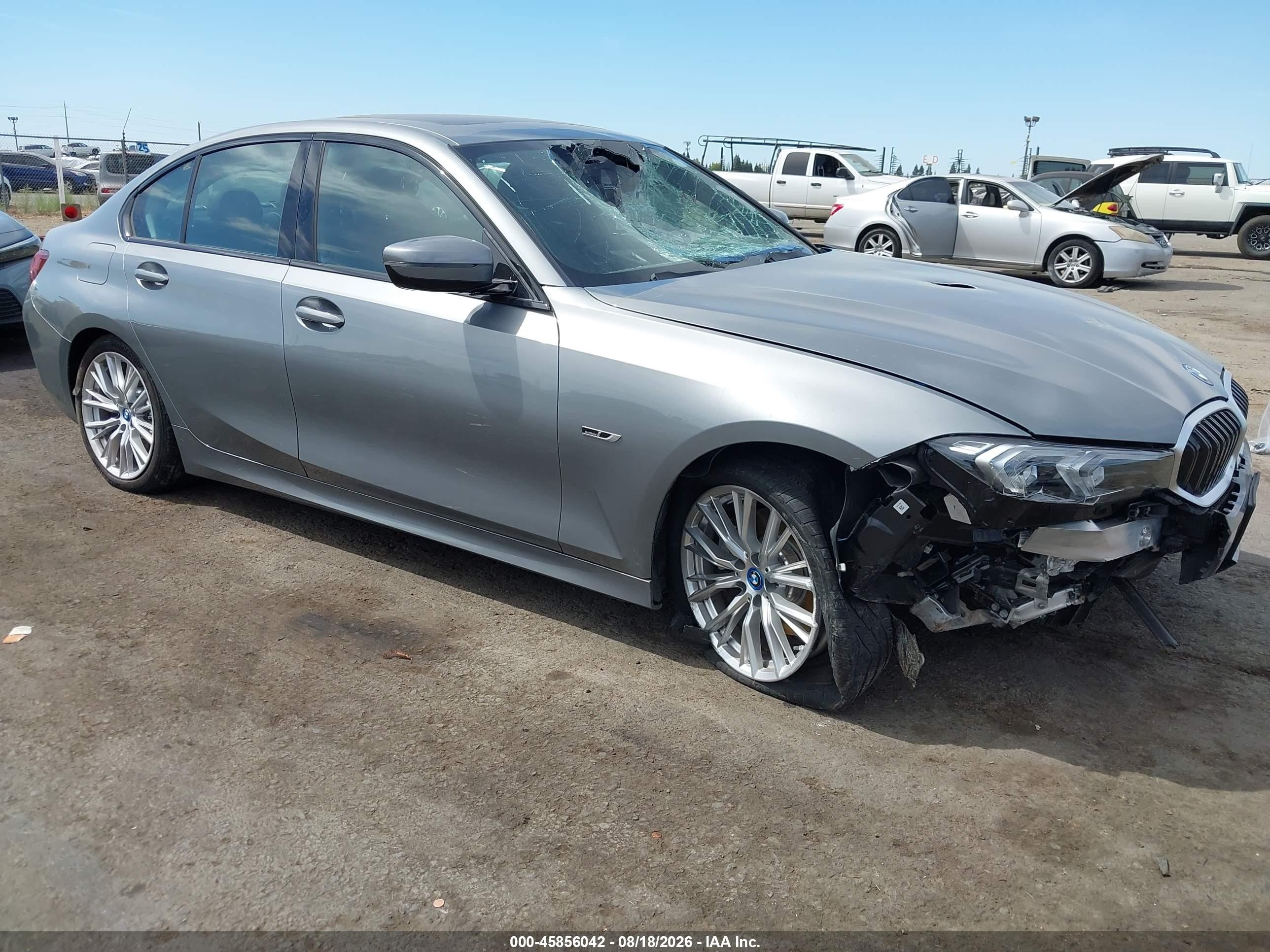 2023 BMW 3 Series VIN 3MW39FF09P8C91303 — IAAI salvage auction photo