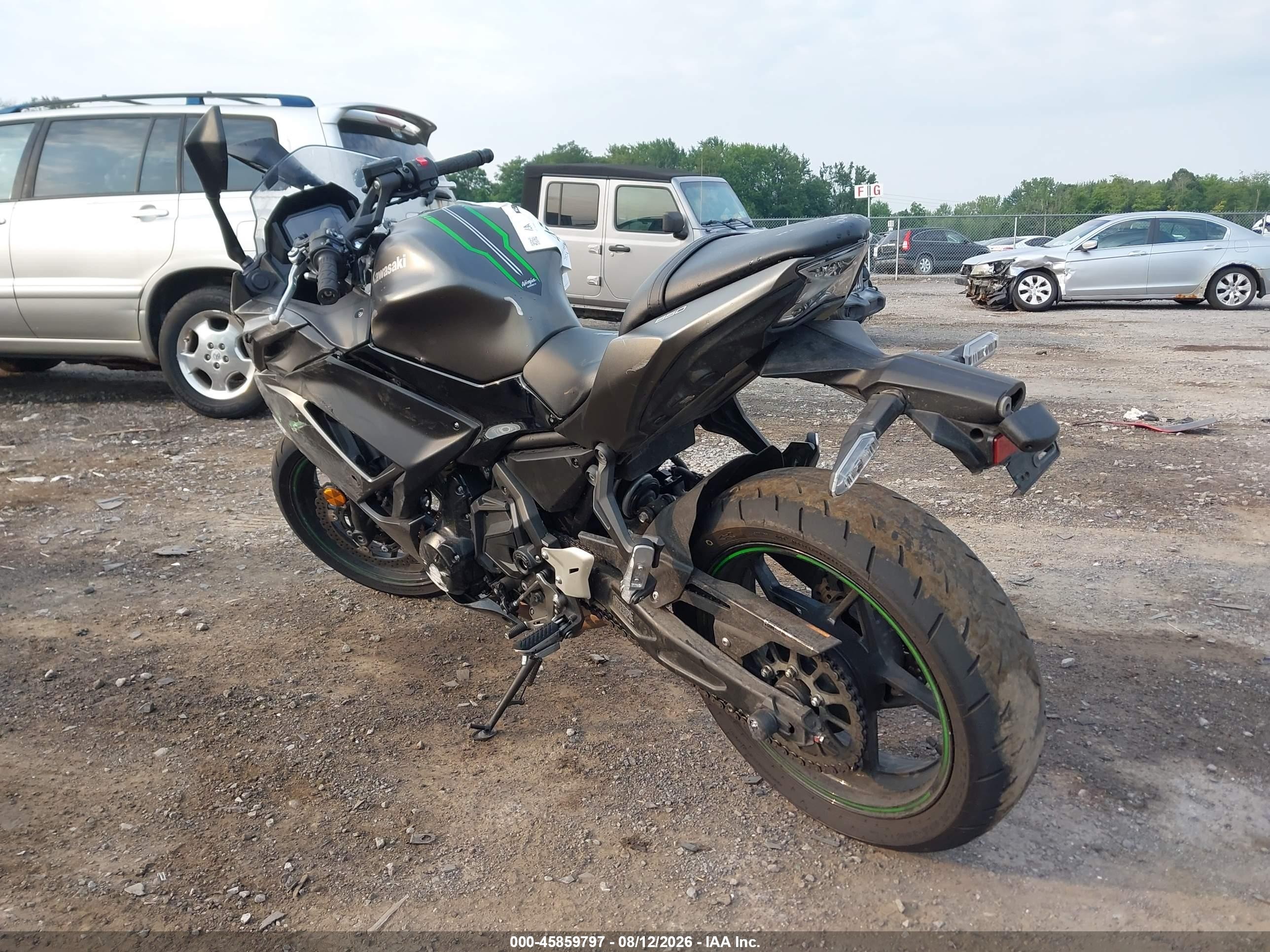 2024 Kawasaki Ninja VIN ML5EXER16RDAD5263 IAAI salvage auction — Side, Mv-907A (New York), sold $1,475 on 2026-09-08 (photo 3)