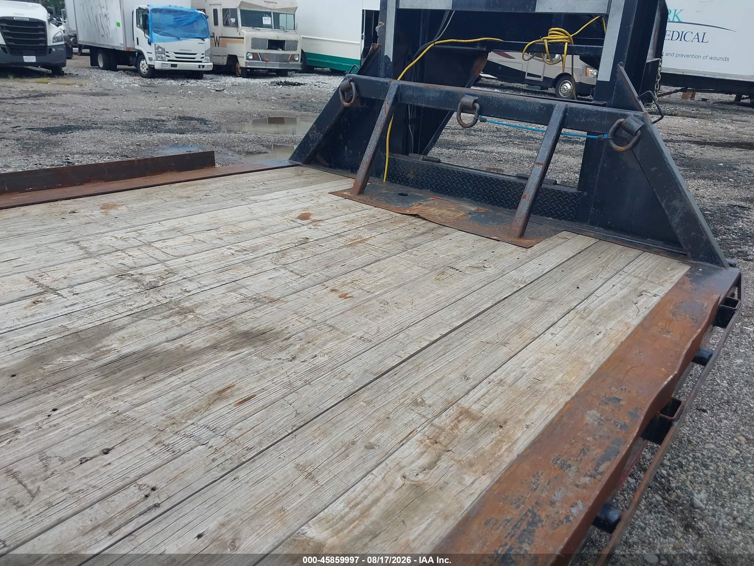 2022 East Texas 40' Flatbed Gooseneck VIN 58SGB4024NE029187 IAAI salvage auction — Side, Salvage (Indiana), sold $1,550 on 2026-09-09 (photo 5)