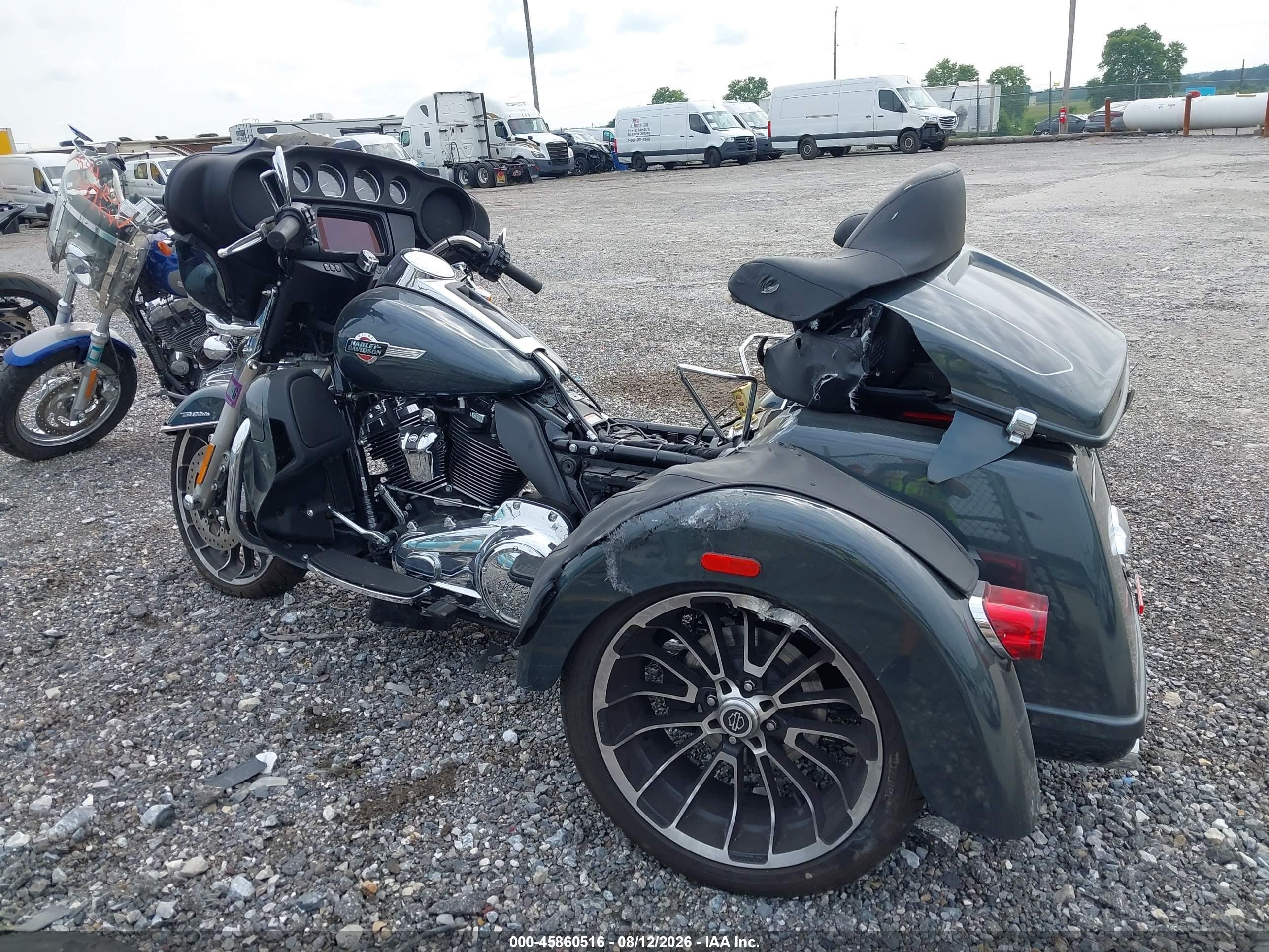 2025 Harley-davidson Tri glide ultra VIN 1HD1MAF18SB855324 IAAI salvage auction — Side, Salvage (Pennsylvania), sold $13,350 on 2026-09-09 (photo 3)