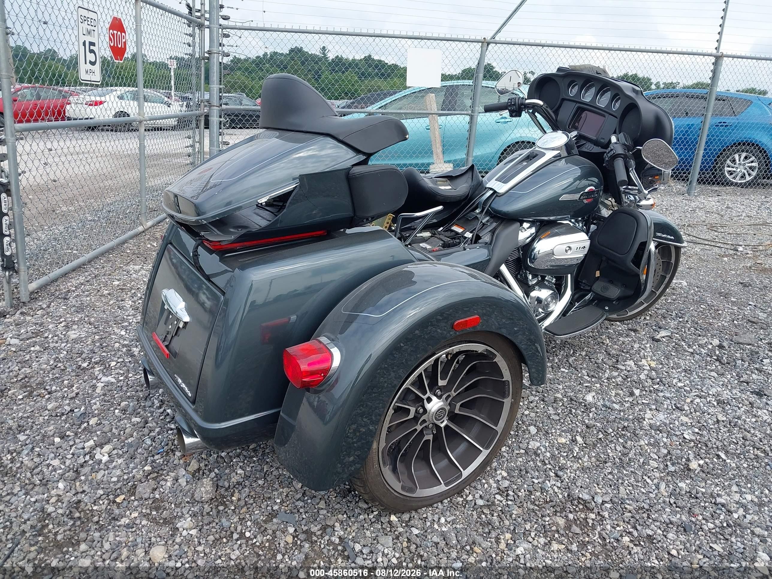 2025 Harley-davidson Tri glide ultra VIN 1HD1MAF18SB855324 IAAI salvage auction — Side, Salvage (Pennsylvania), sold $13,350 on 2026-09-09 (photo 4)