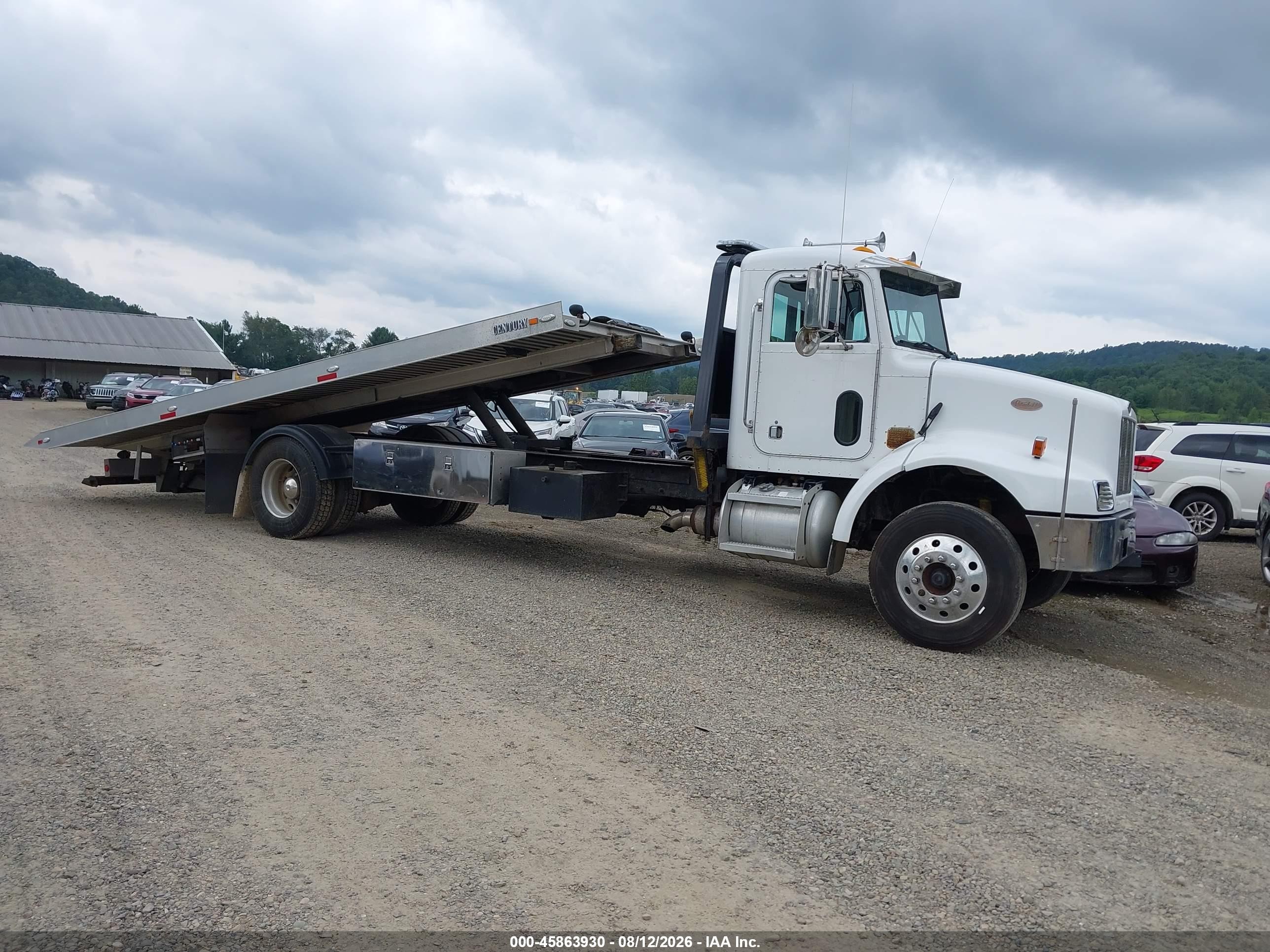 2000 Peterbilt 330 VIN 2NPNHD7X2YM522449 — IAAI salvage auction photo