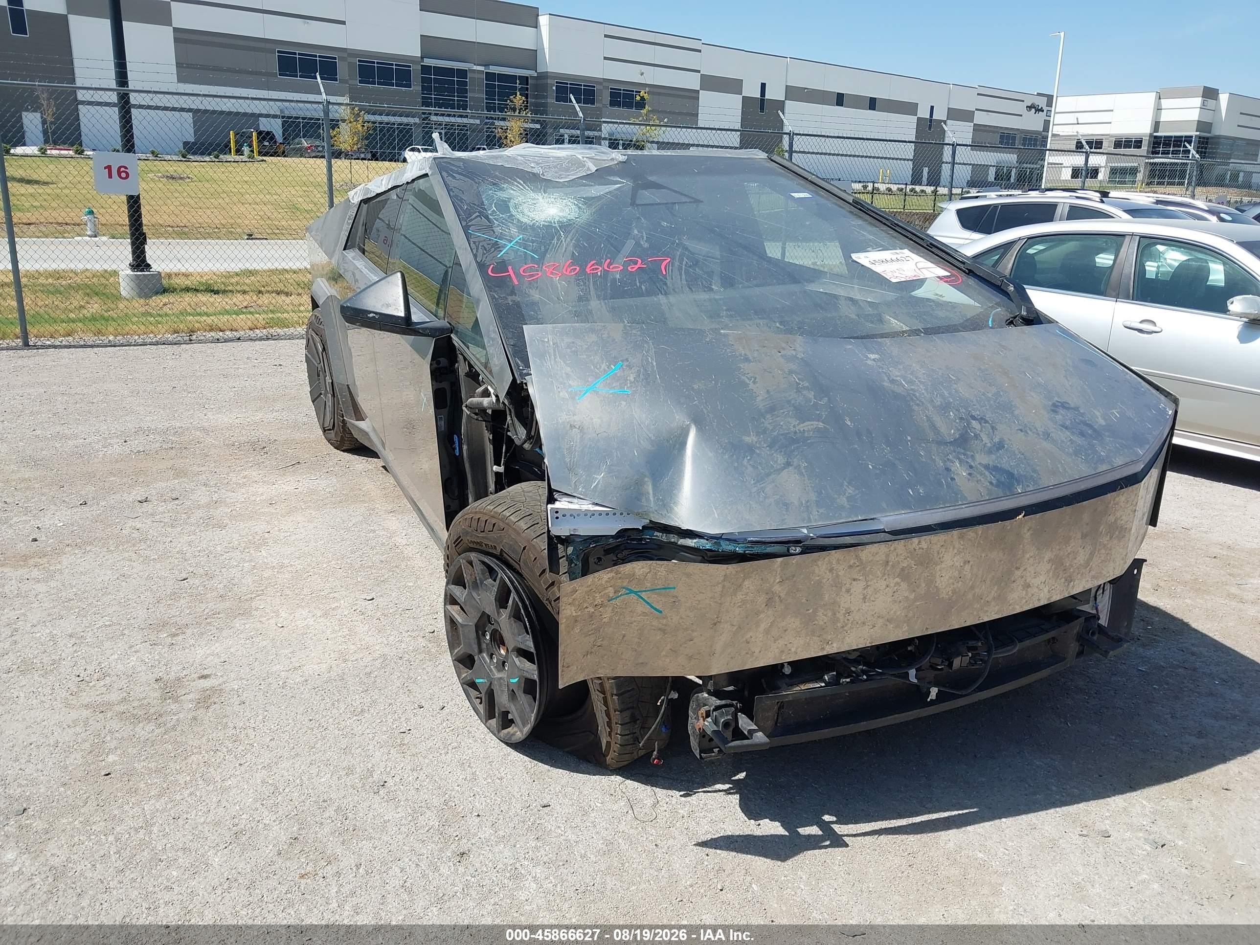 2025 Tesla Cybertruck VIN 7G2CEHEE3SA076005 — IAAI salvage auction photo