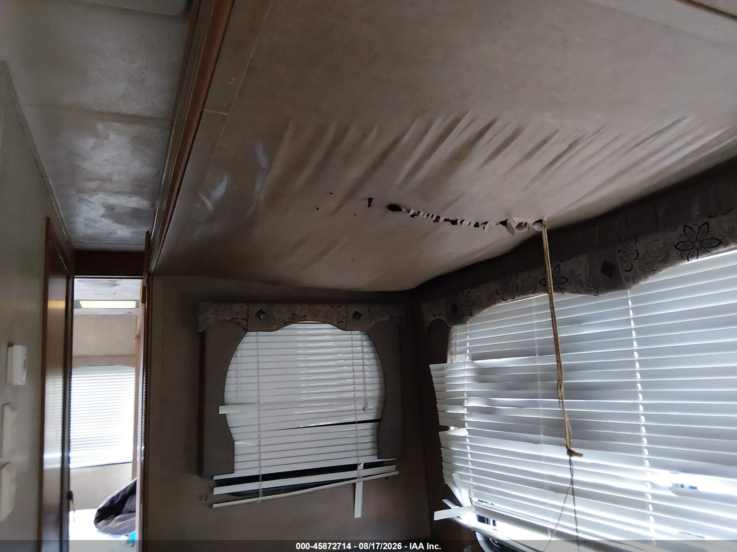 2014 Palomino Puma VIN 4X4TPUF28EP049898 IAAI salvage auction — Storm Damage, Certificate Of Destruction (Louisiana), sold $800 on 2026-09-18 (photo 8)