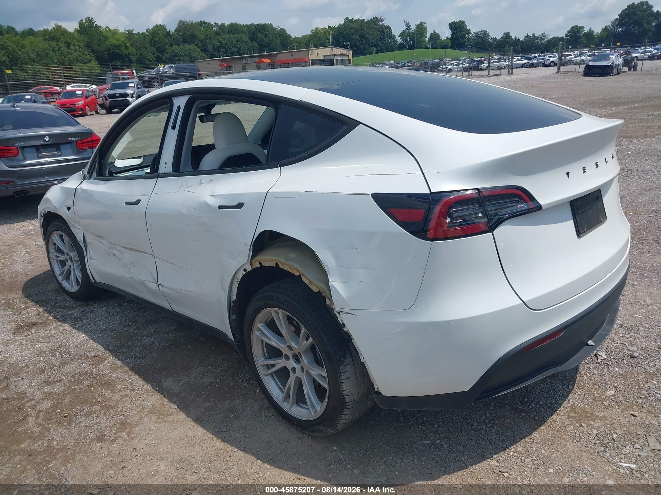 2024 Tesla Model y VIN 7SAYGDEE6RA270598 IAAI salvage auction — Side, Clear (Tennessee), sold $15,000 on 2026-09-29 (photo 3)