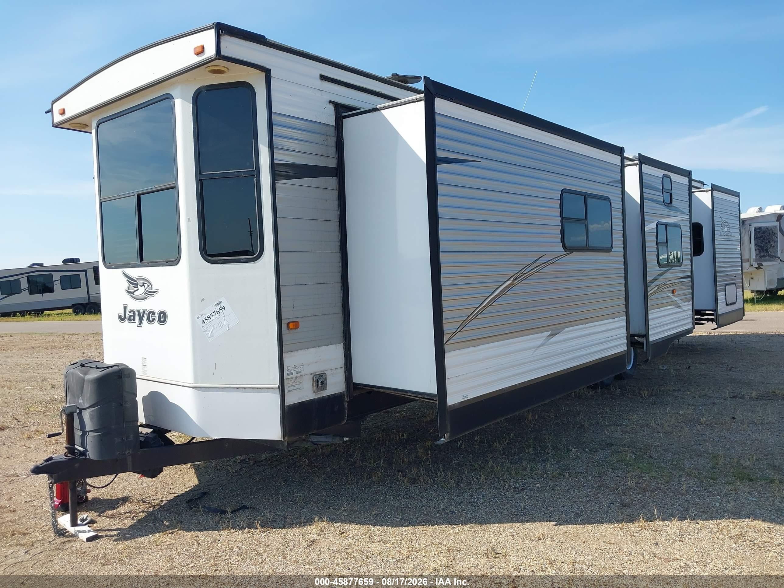 2017 Jayco Jay Flight VIN 1UJBJ0BV0H11F0058 IAAI salvage auction — Hail, Salvage (Minnesota), sold $8,500 on 2026-10-07 (photo 2)