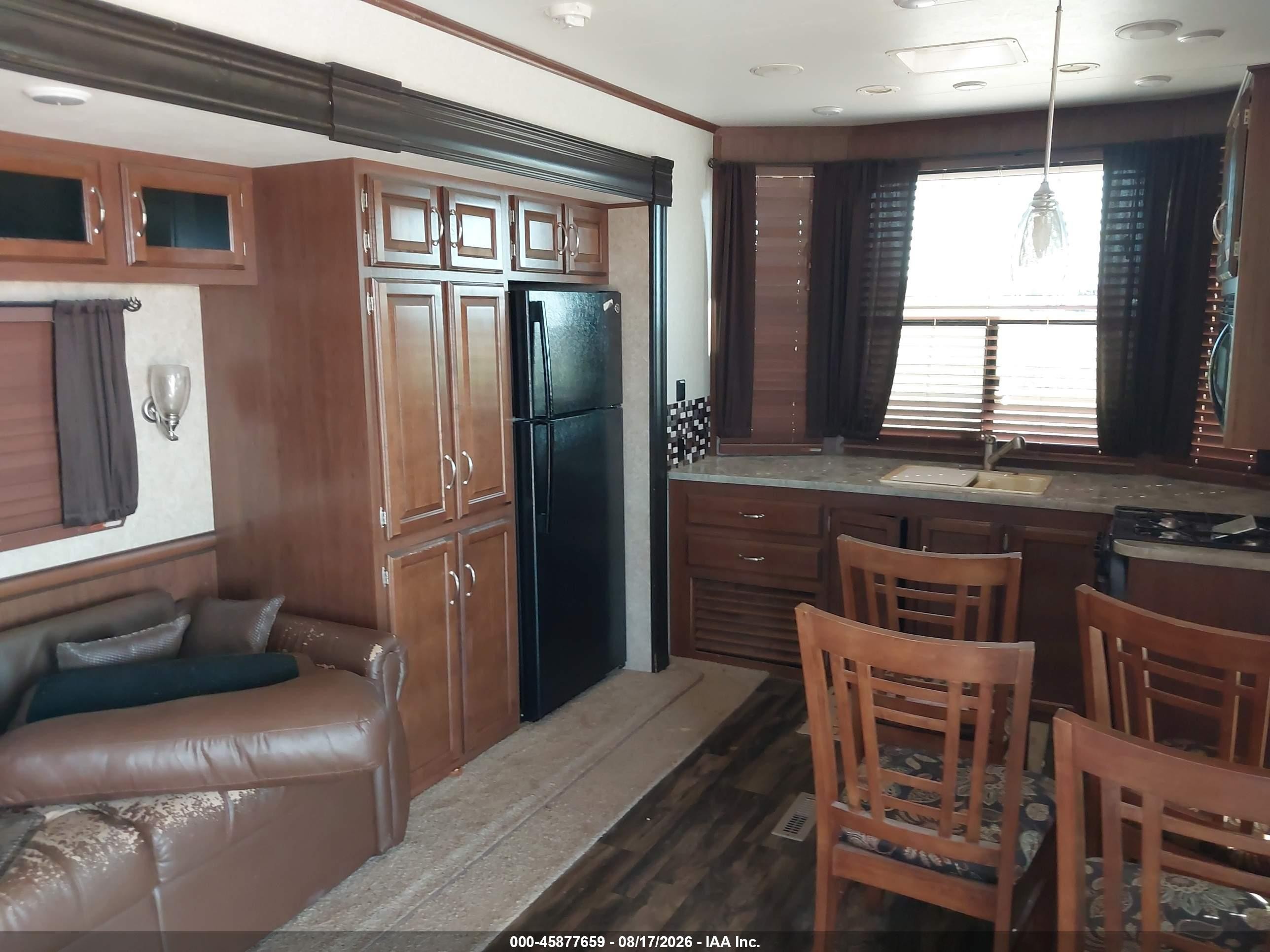 2017 Jayco Jay Flight VIN 1UJBJ0BV0H11F0058 IAAI salvage auction — Hail, Salvage (Minnesota), sold $8,500 on 2026-10-07 (photo 5)
