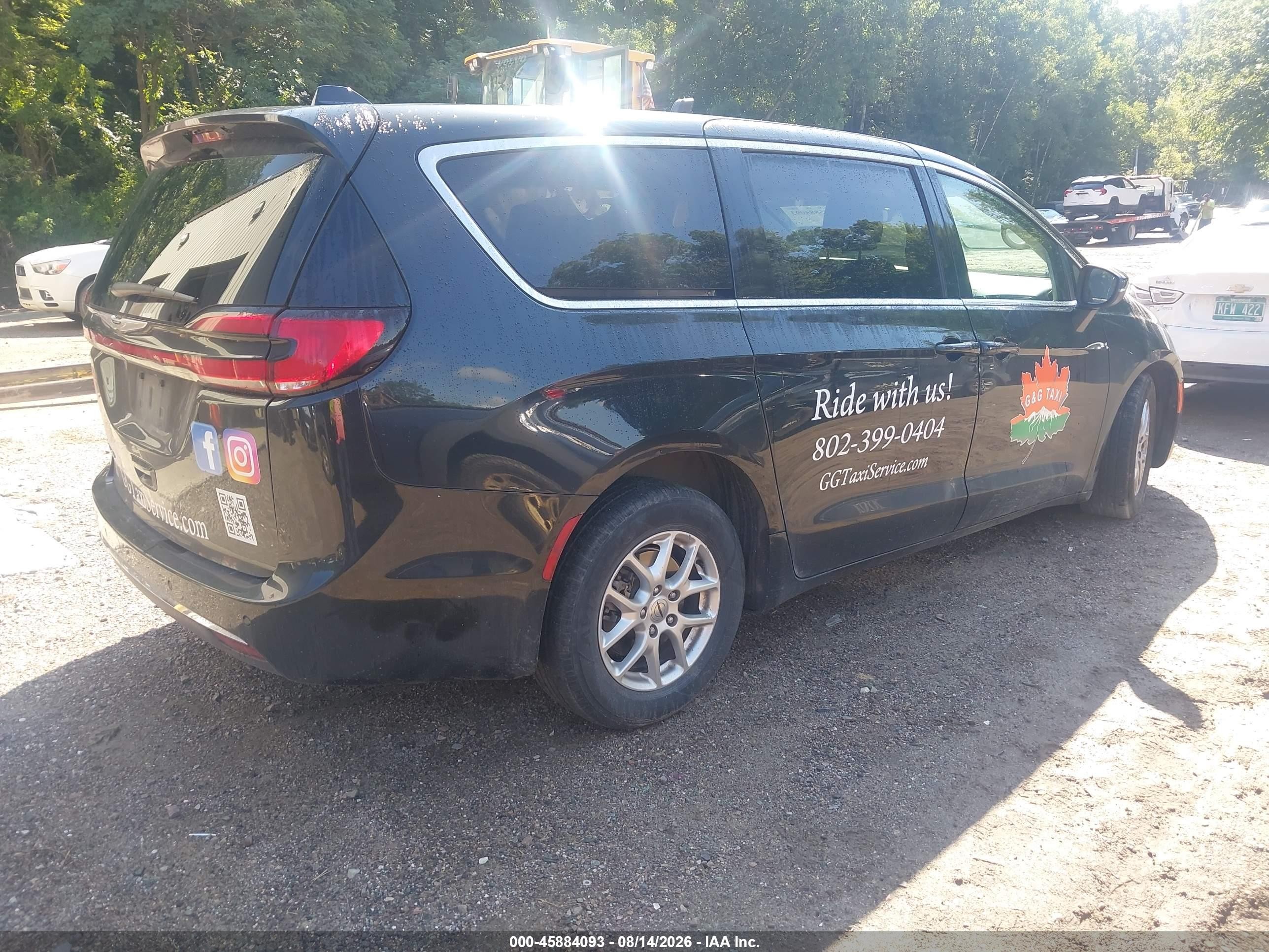2023 Chrysler Pacifica VIN 2C4RC1BG6PR590865 IAAI salvage auction — Side, Salvage (Vermont), sold $4,450 on 2026-09-19 (photo 4)