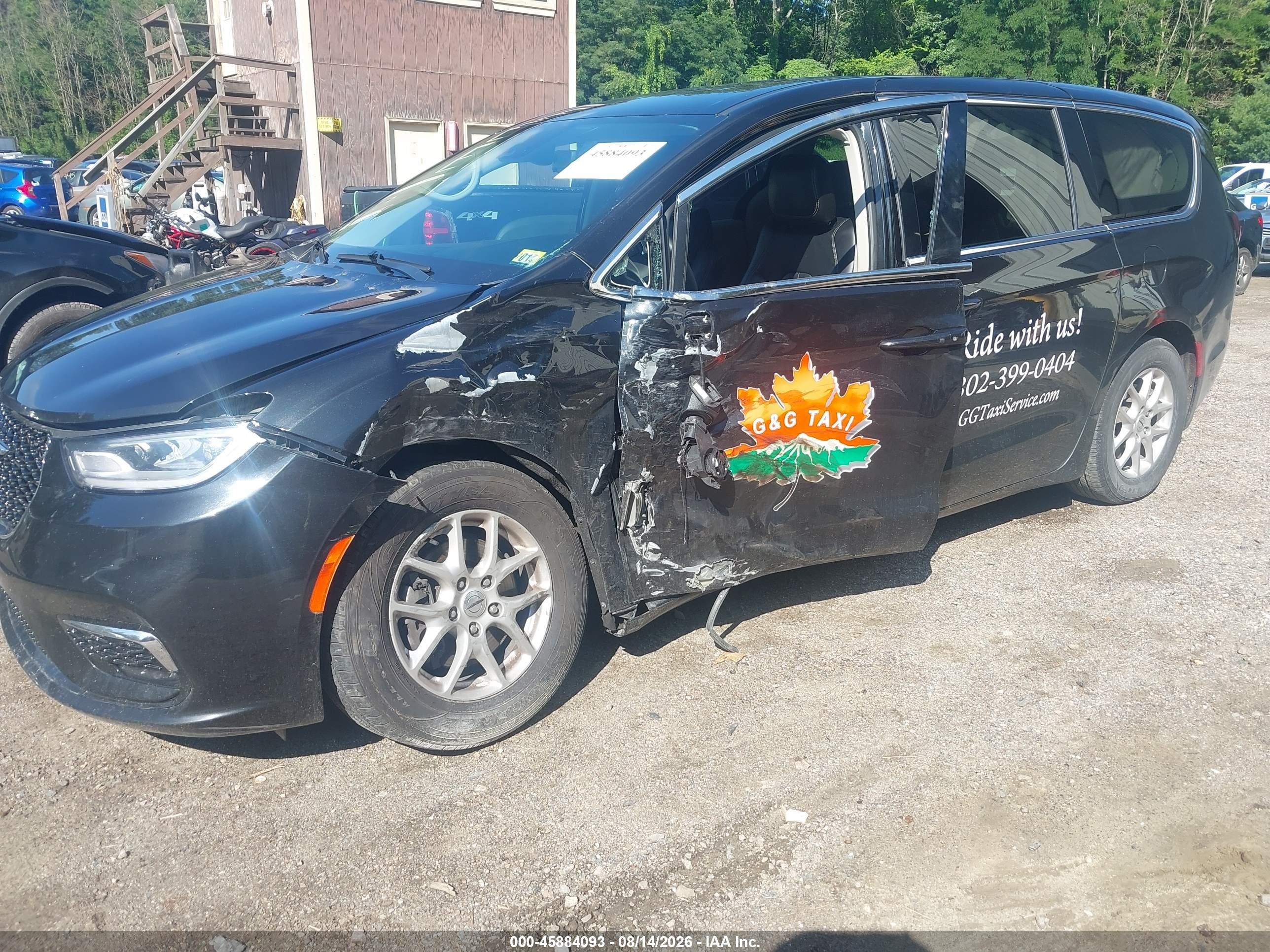 2023 Chrysler Pacifica VIN 2C4RC1BG6PR590865 IAAI salvage auction — Side, Salvage (Vermont), sold $4,450 on 2026-09-19 (photo 6)