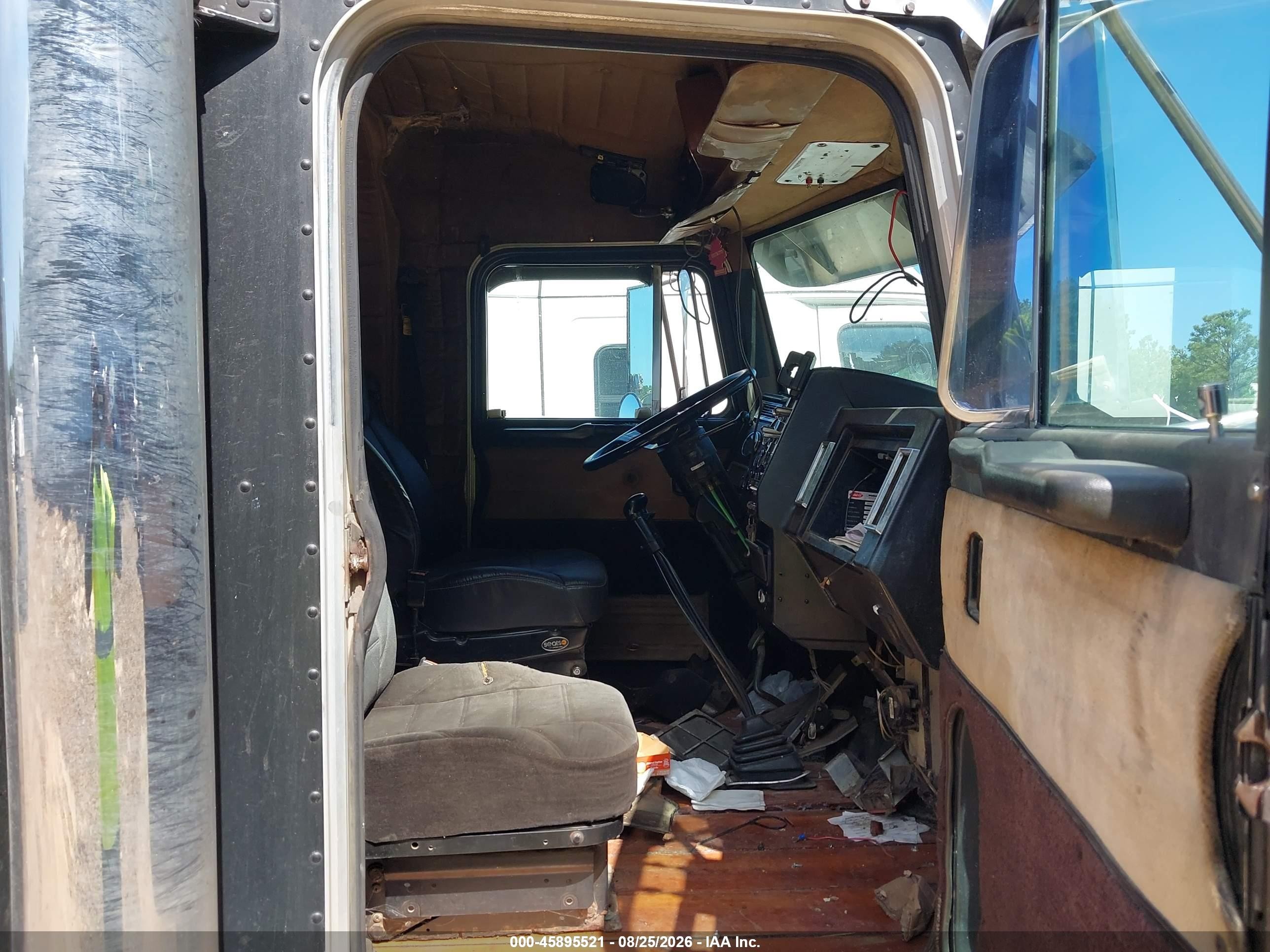 1998 Peterbilt 379 VIN 1XP5DB9XXWD463219 IAAI salvage auction — All Over, Salvage (Alabama), sold $4,975 on 2026-09-09 (photo 6)