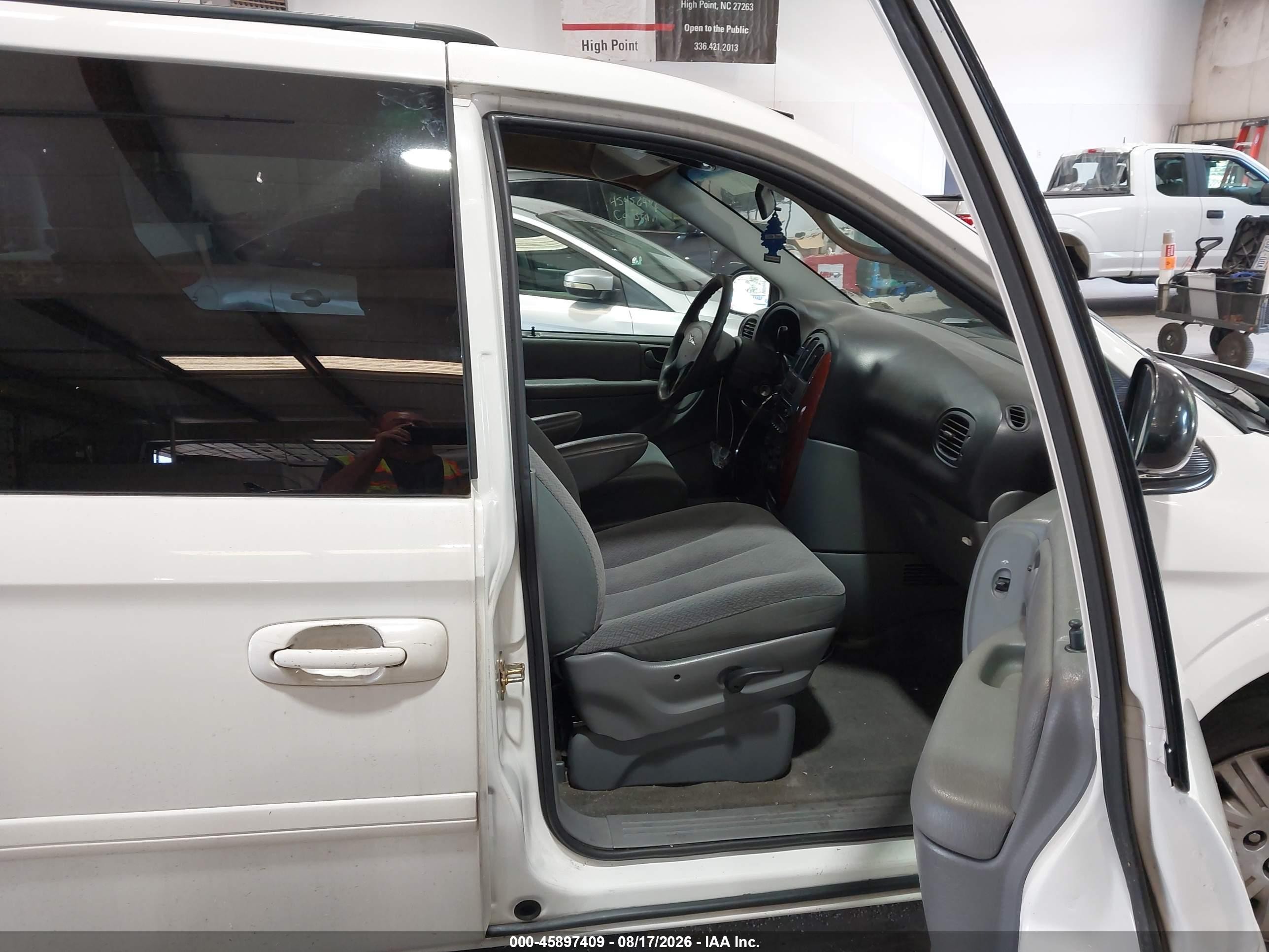 2005 Chrysler Town & country VIN 2C4GP44R55R519133 IAAI salvage auction — Front End, Salvage (North Carolina), sold $275 on 2026-09-05 (photo 5)