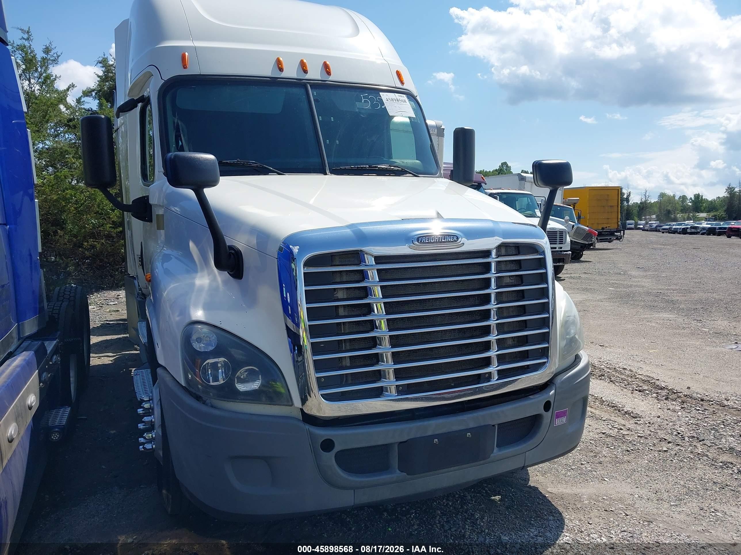 2015 Freightliner Cascadia 125 VIN 3AKJGLD54FSGR6778 — IAAI salvage auction photo