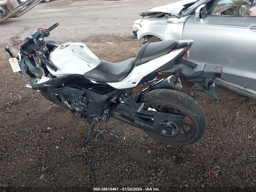 2020 Suzuki Gsx250r VIN LC6DN11A4L1100354 IAAI salvage auction — UNKNOWN, Salvage Title, sold $225 on 2026-07-08 (photo 3)