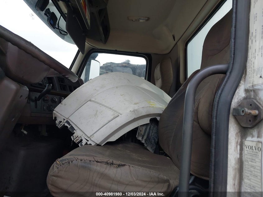 2018 Volvo Vnl VIN 4V4NC9EG7JN891632 IAAI salvage auction — LEFT SIDE, Salvage (Texas), sold $3,000 on 2026-08-19 (photo 7)